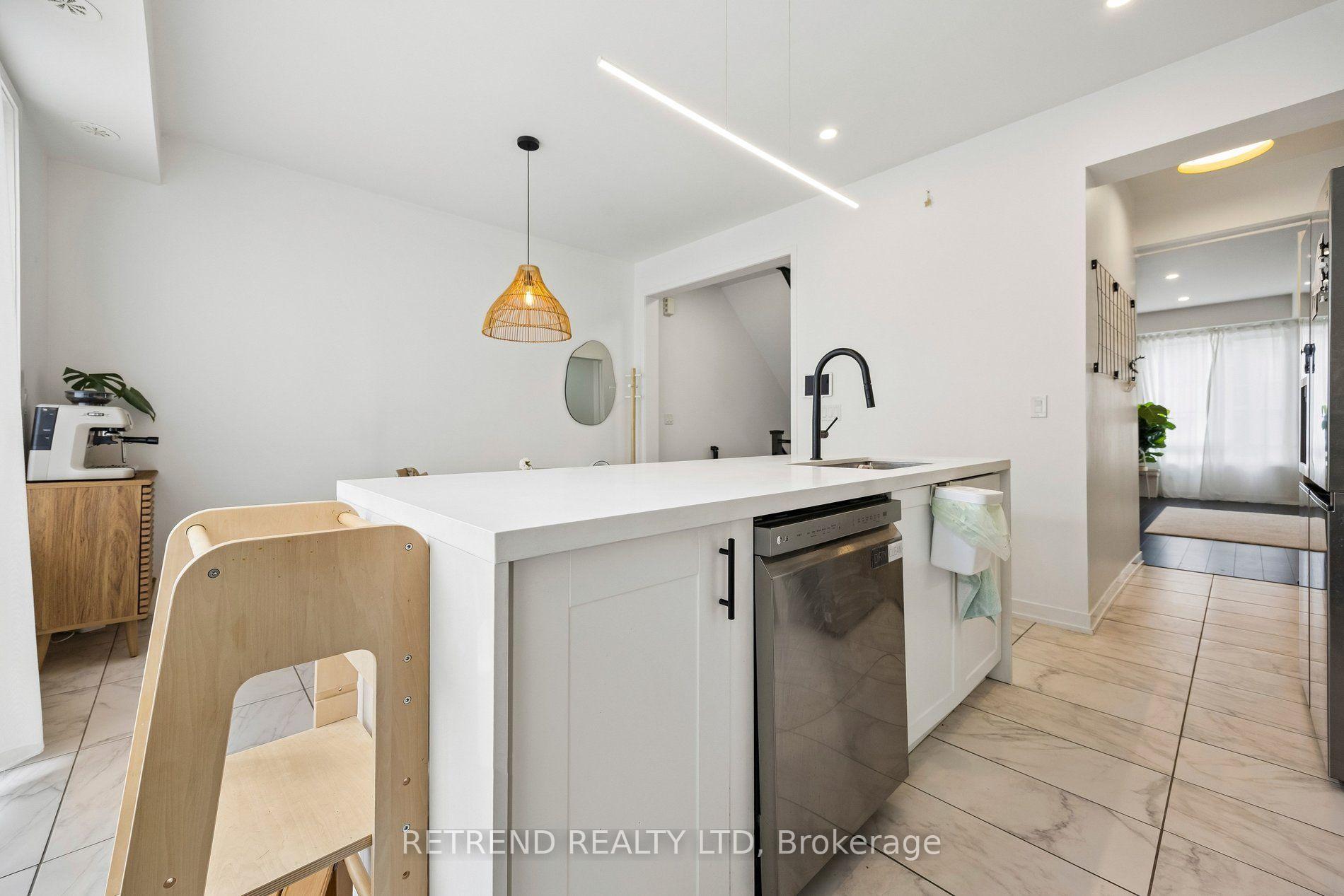 Photo 14 of 192 Salterton Circle, Vaughan, Rural Vaughan — HOMEH