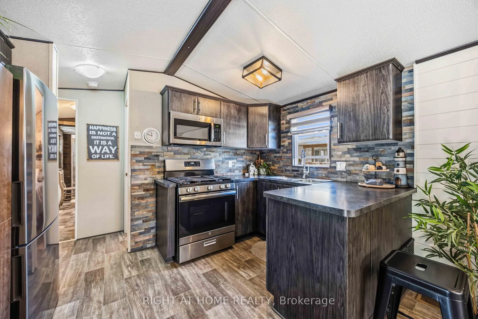 Photo 23 of 2891 Old Lakeshore Road, Sarnia — HOMEH