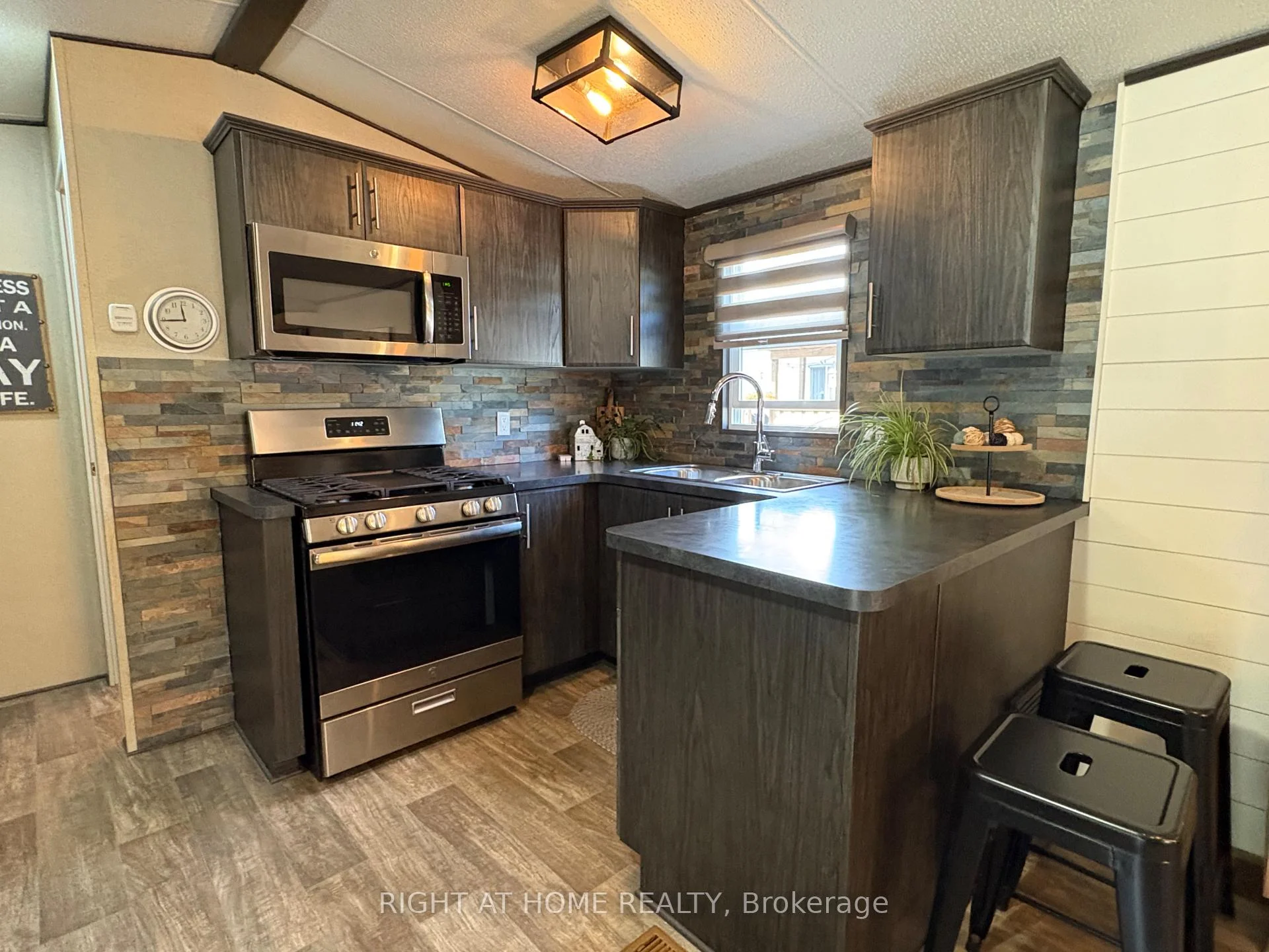 Photo 17 of 2891 Old Lakeshore Road, Sarnia — HOMEH
