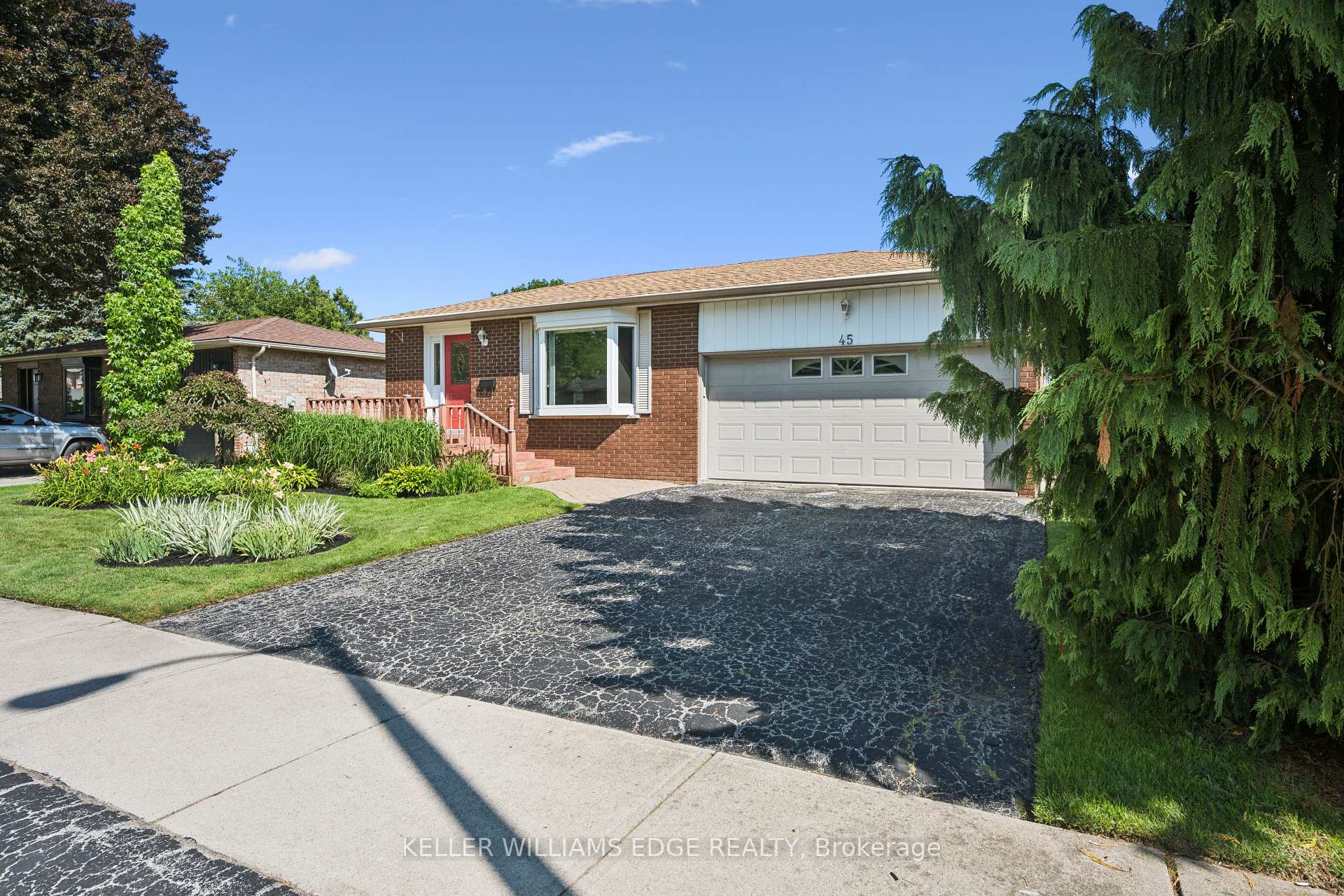 Photo 3 of 45 Milverton Close, Hamilton, Waterdown — HOMEH