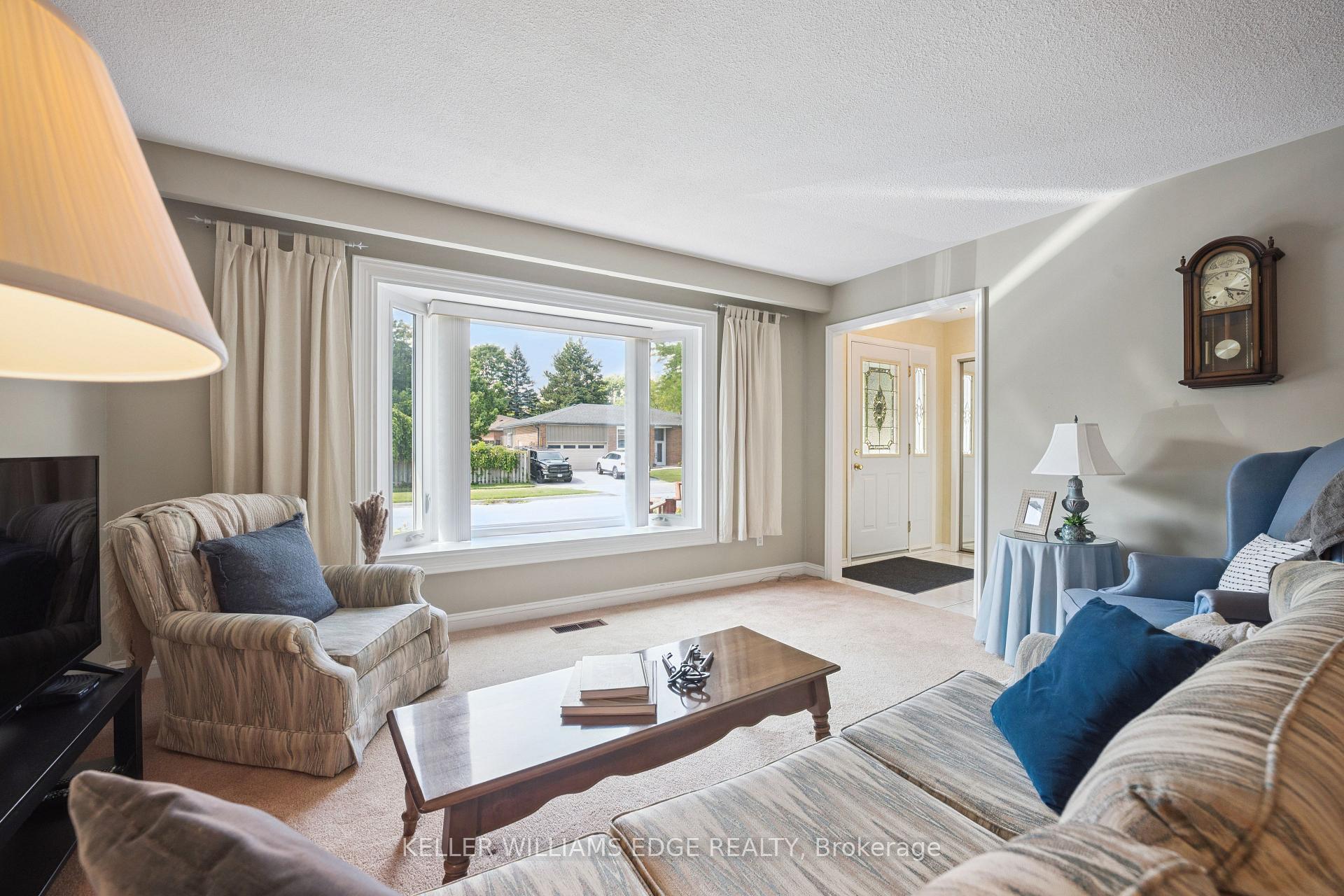 Photo 8 of 45 Milverton Close, Hamilton, Waterdown — HOMEH