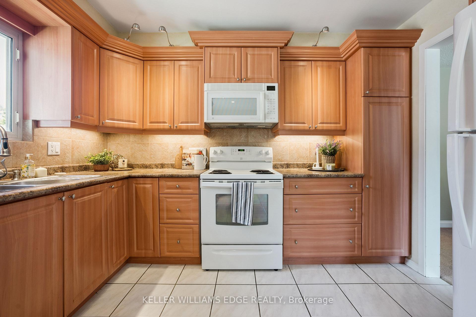 Photo 14 of 45 Milverton Close, Hamilton, Waterdown — HOMEH