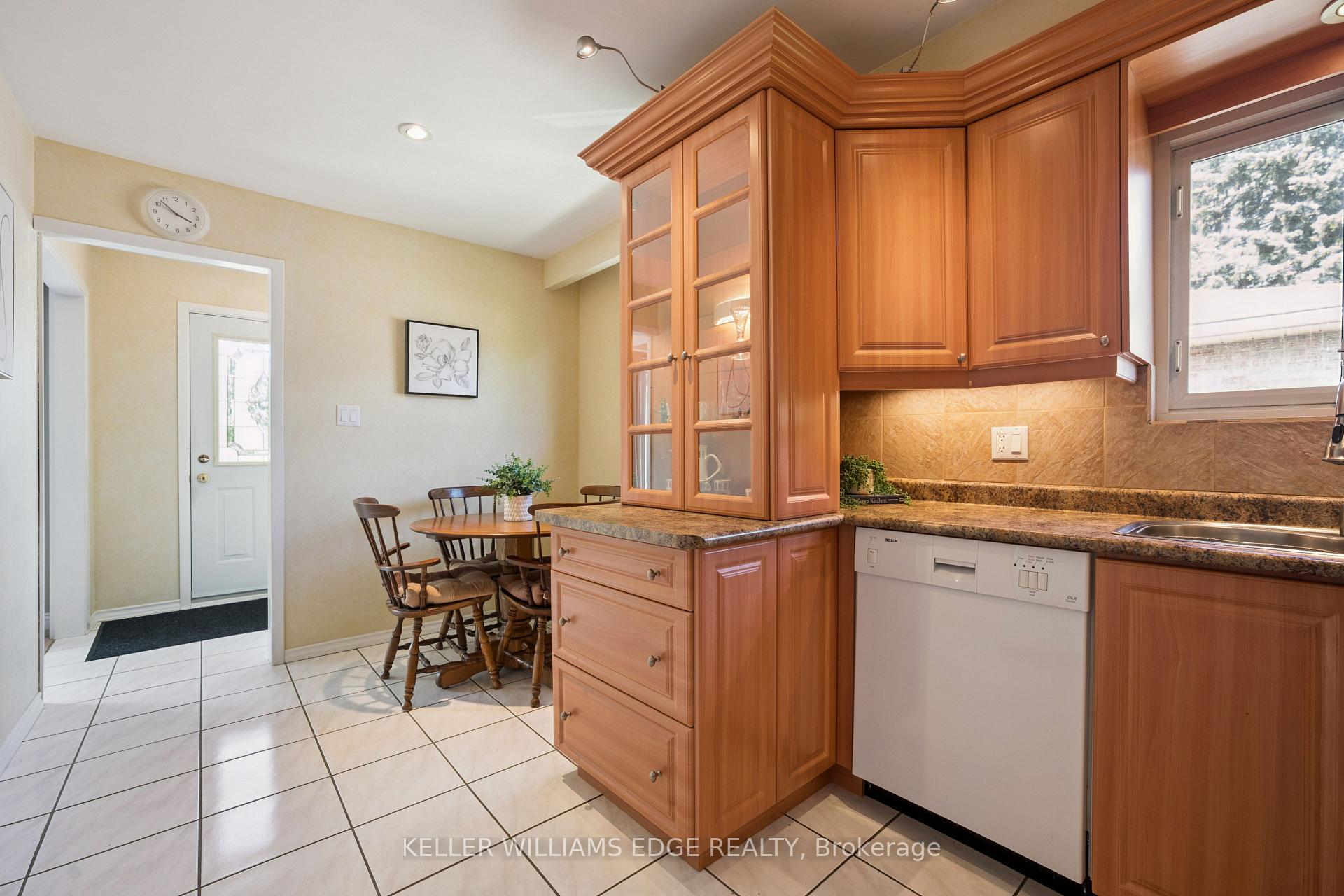 Photo 15 of 45 Milverton Close, Hamilton, Waterdown — HOMEH