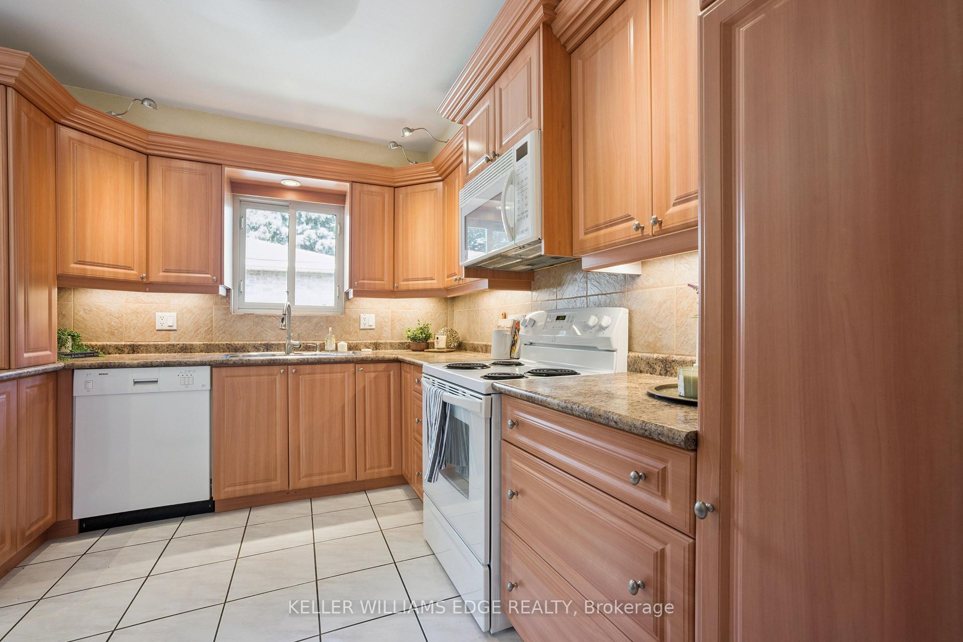 Photo 17 of 45 Milverton Close, Hamilton, Waterdown — HOMEH