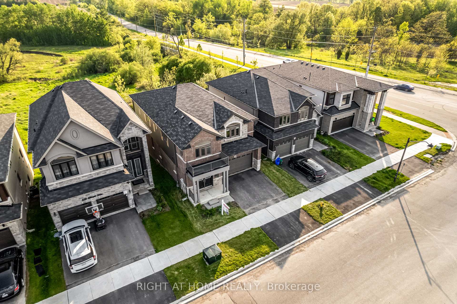 Photo 3 of 330 Gillespie Drive, Brantford, North Ward — HOMEH