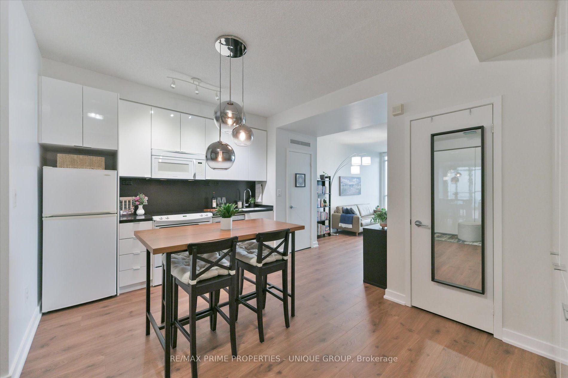 Photo 4 of Unit 3508, 15 Iceboat Terrace, Toronto, Waterfront Communities — HOMEH