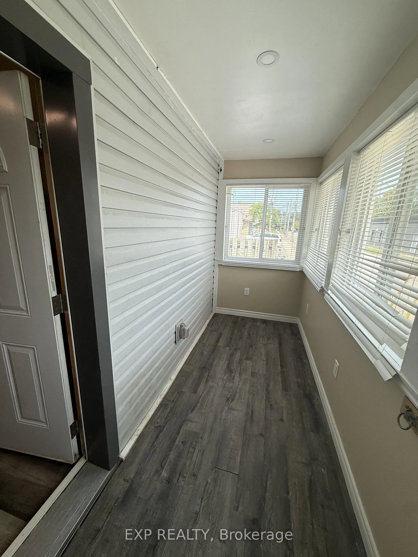 Photo 3 of 33 Concord Avenue, St. Catharines, Facer — HOMEH