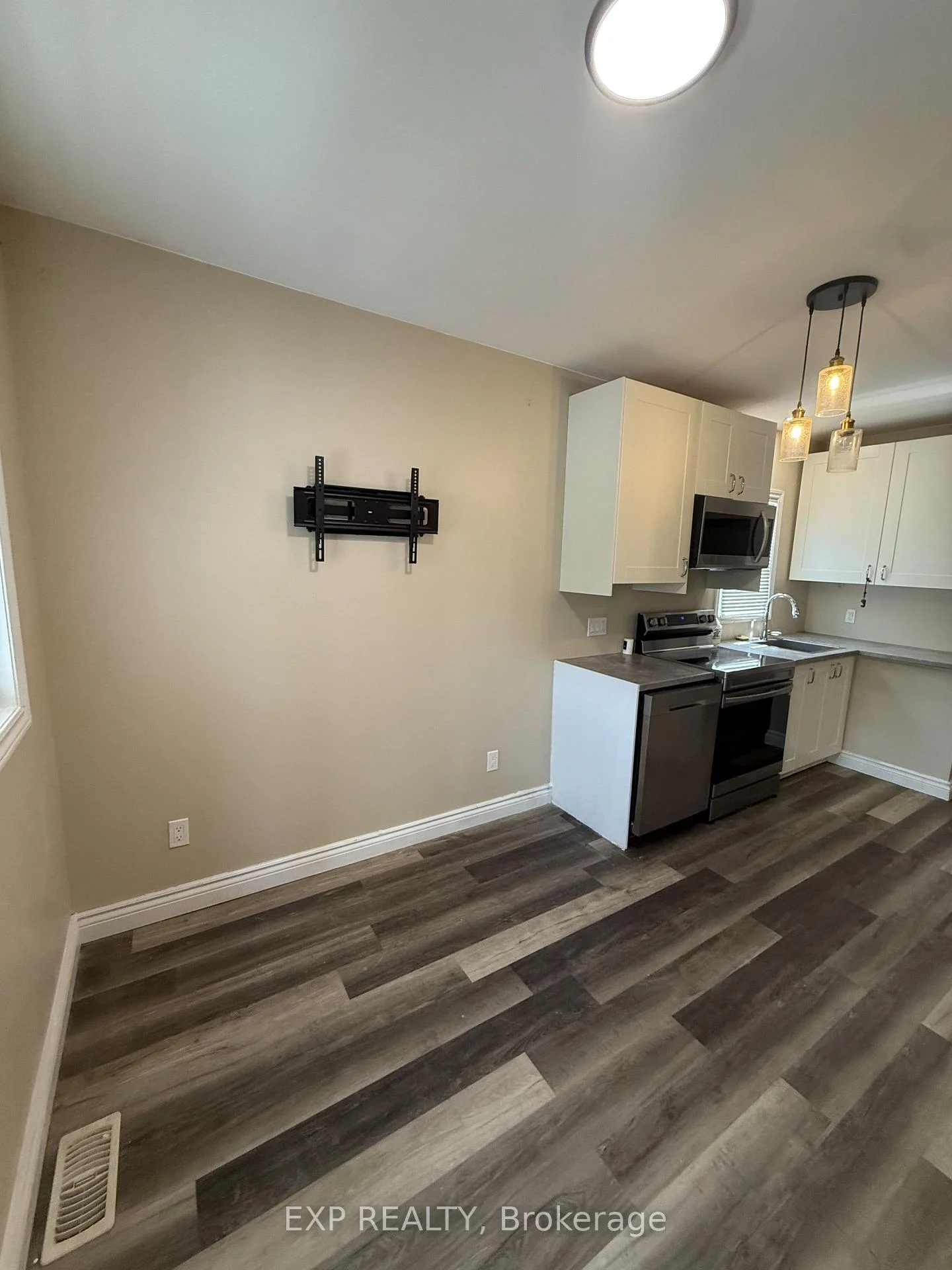 Photo 4 of 33 Concord Avenue, St. Catharines, Facer — HOMEH