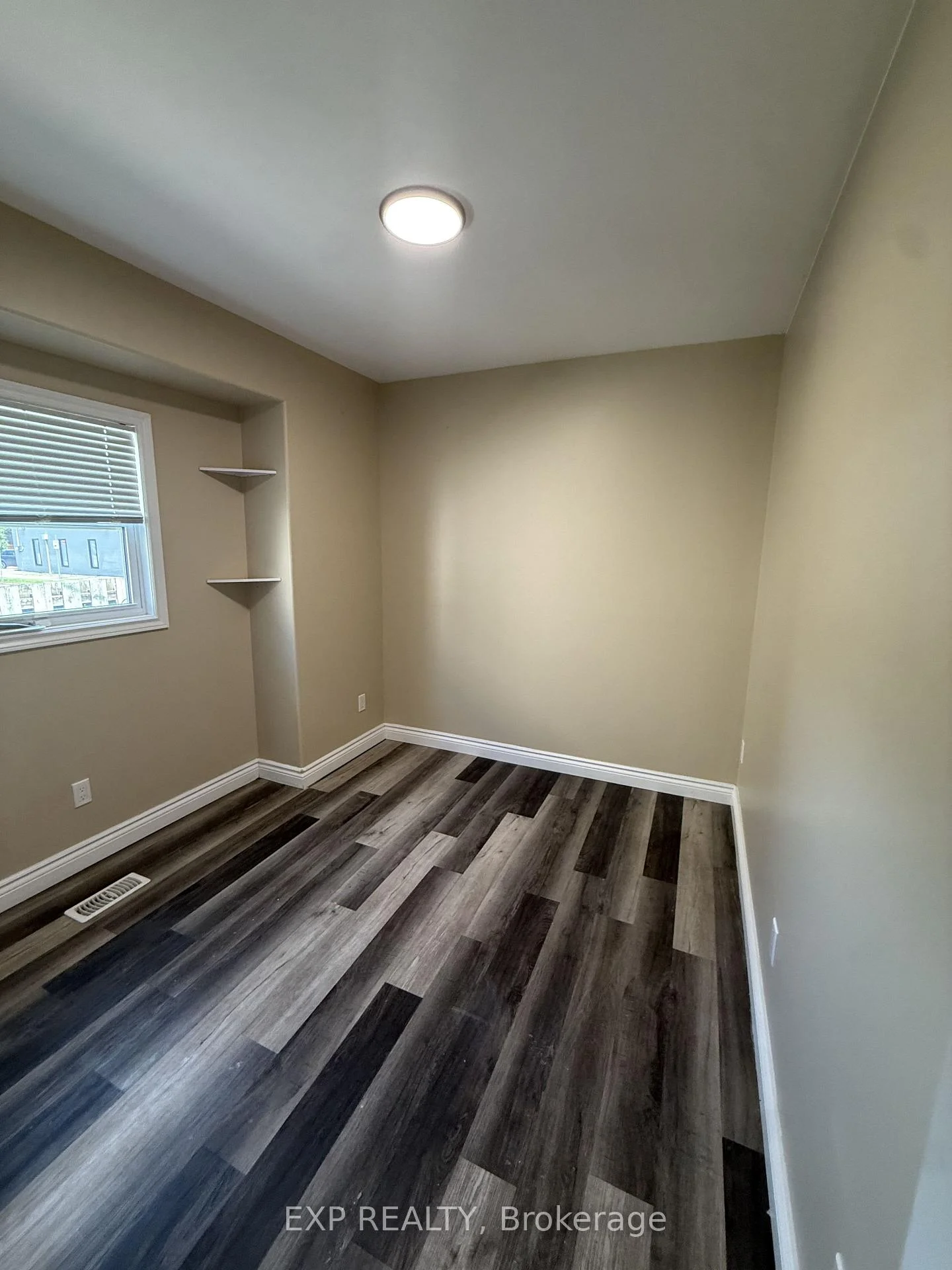 Photo 5 of 33 Concord Avenue, St. Catharines, Facer — HOMEH
