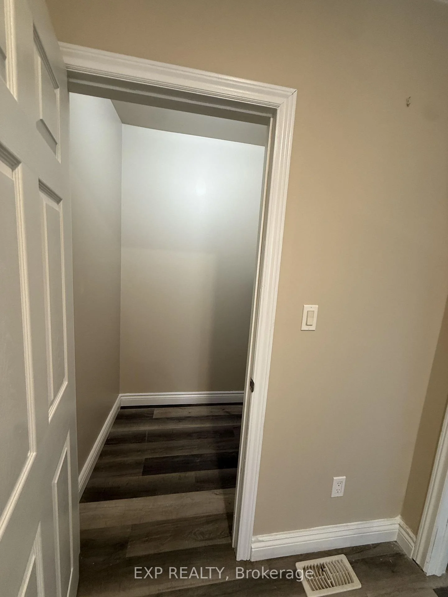 Photo 7 of 33 Concord Avenue, St. Catharines, Facer — HOMEH