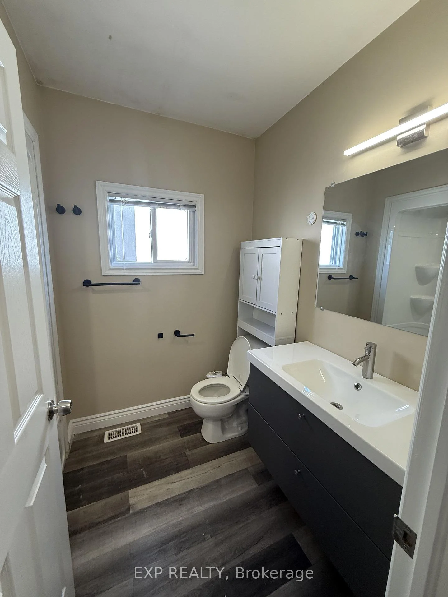 Photo 8 of 33 Concord Avenue, St. Catharines, Facer — HOMEH