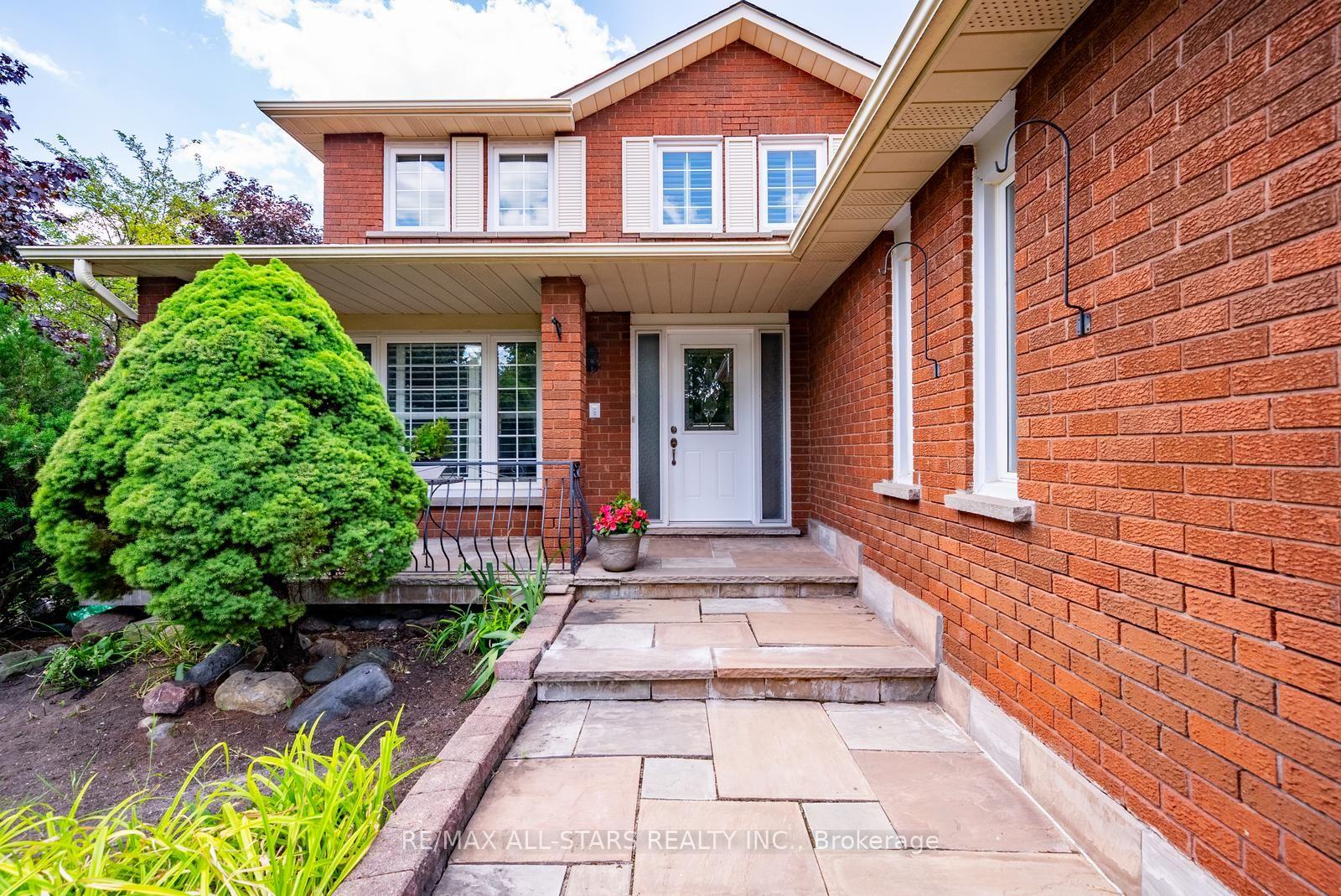 Photo 3 of 112 Jimston Drive, Markham, Milliken Mills East — HOMEH