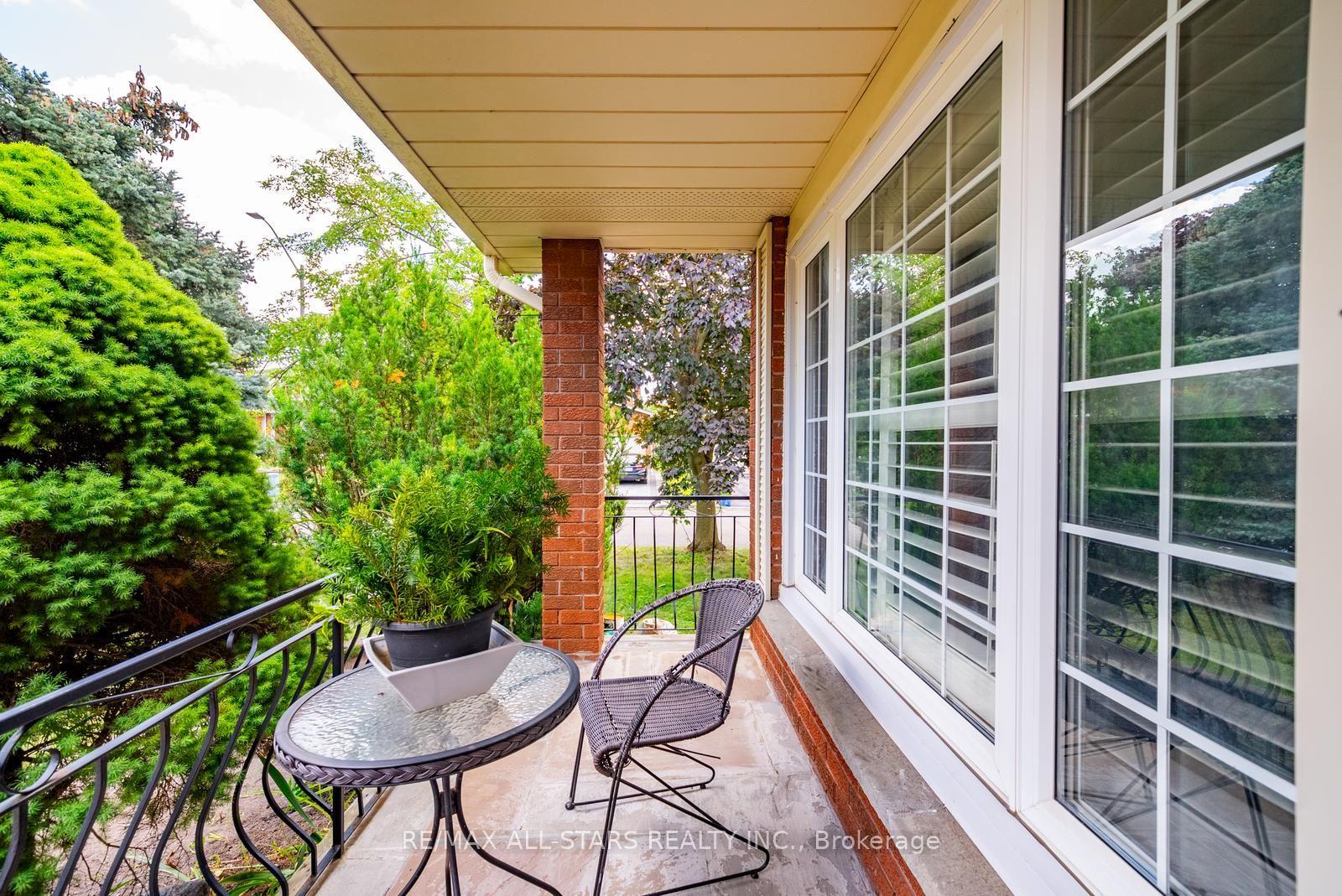 Photo 4 of 112 Jimston Drive, Markham, Milliken Mills East — HOMEH