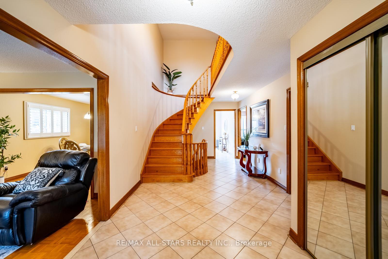 Photo 6 of 112 Jimston Drive, Markham, Milliken Mills East — HOMEH