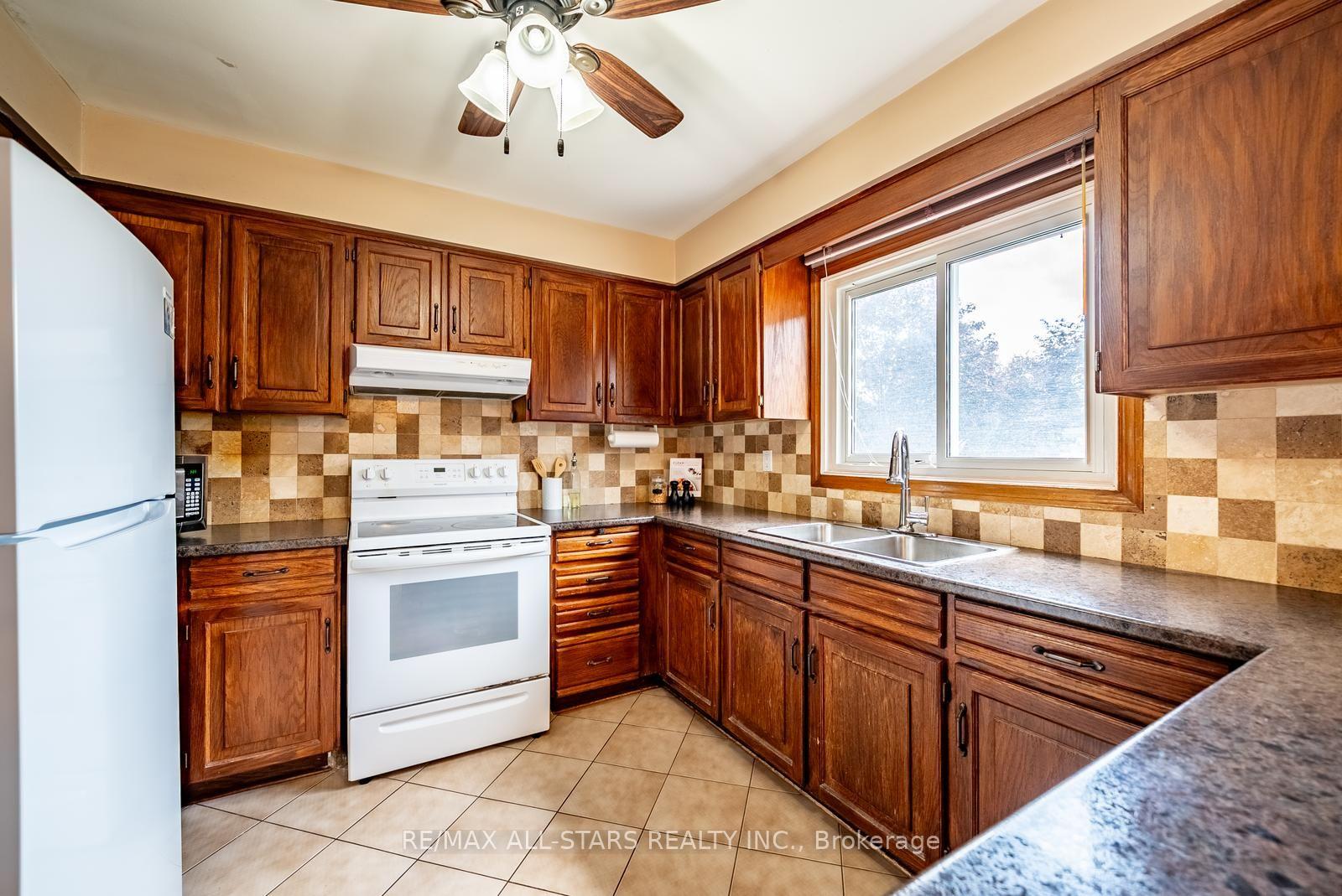 Photo 11 of 112 Jimston Drive, Markham, Milliken Mills East — HOMEH