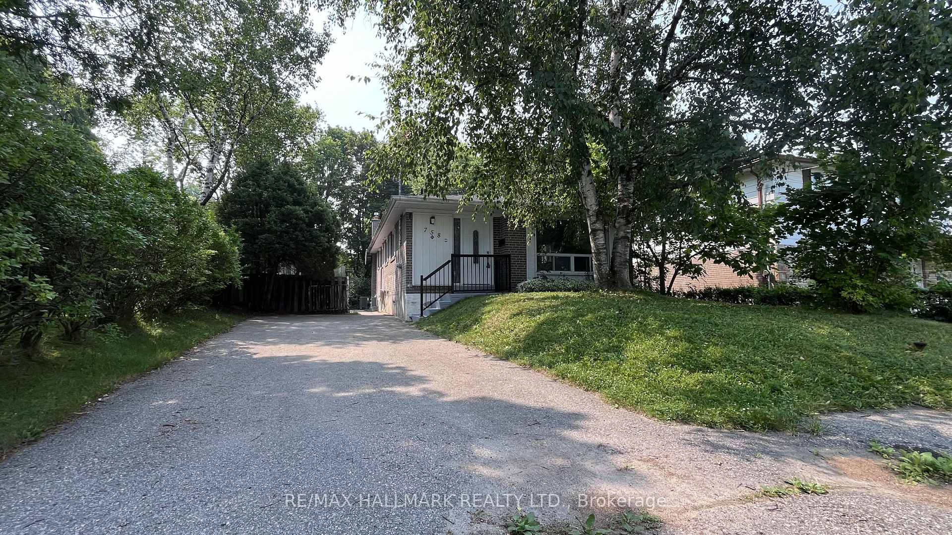 Photo 2 of 758 Botany Hill Crescent, Newmarket, Huron Heights-Leslie Valley — HOMEH
