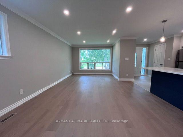 Photo 8 of 758 Botany Hill Crescent, Newmarket, Huron Heights-Leslie Valley — HOMEH