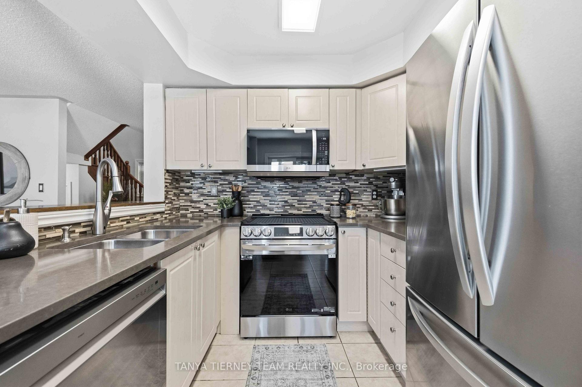 Photo 23 of 47 Corianne Avenue, Whitby, Brooklin — HOMEH