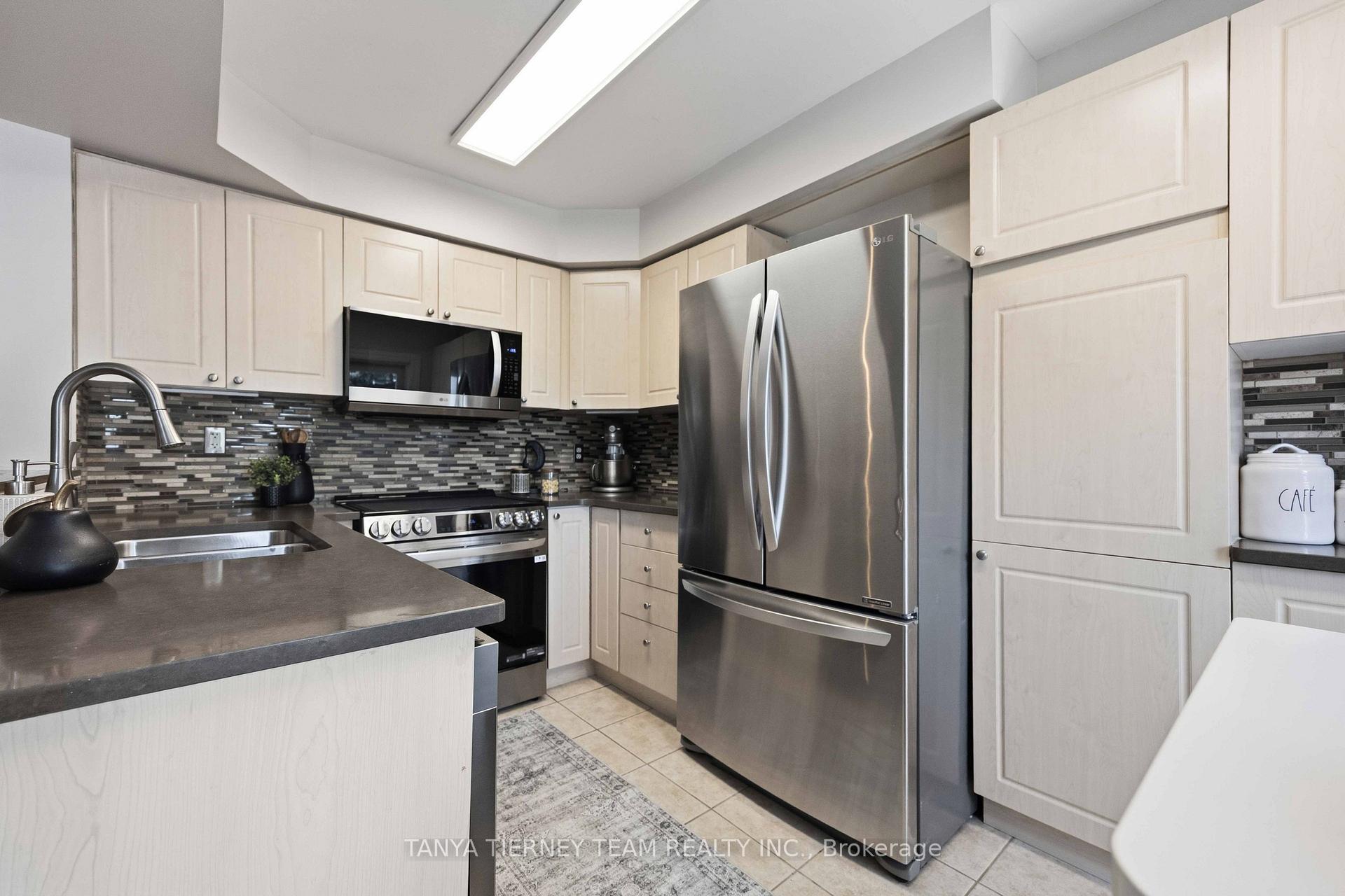 Photo 24 of 47 Corianne Avenue, Whitby, Brooklin — HOMEH