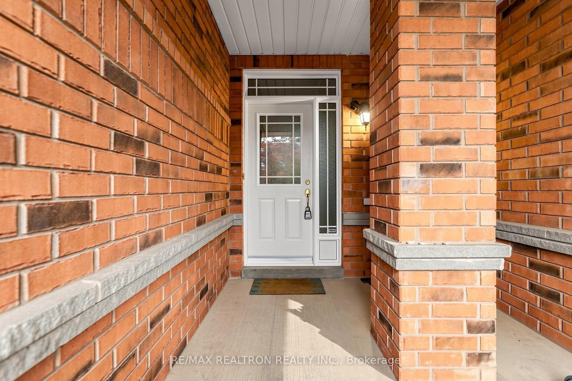 Photo 2 of 142 Mistywood Crescent W, Vaughan, Patterson — HOMEH