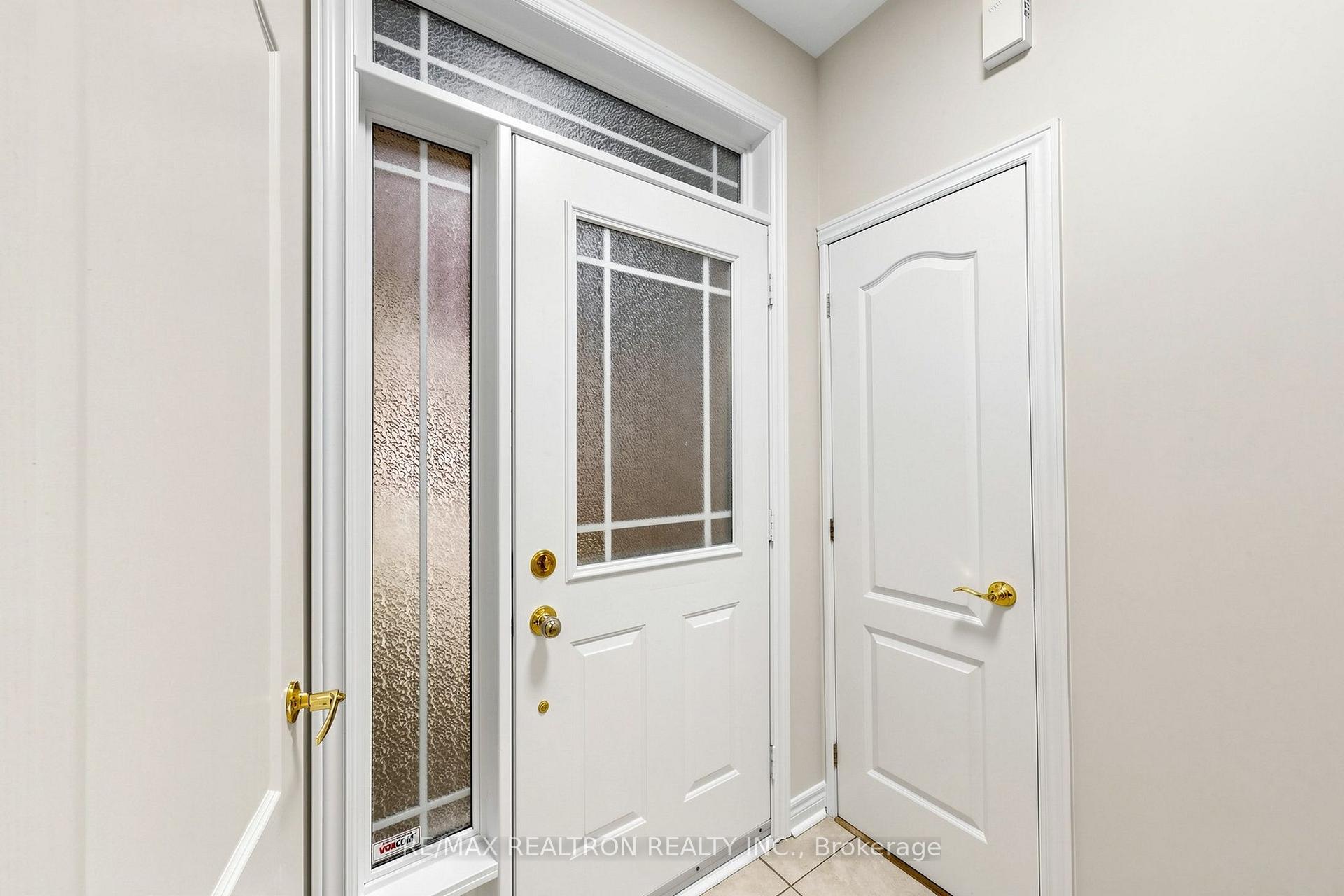 Photo 3 of 142 Mistywood Crescent W, Vaughan, Patterson — HOMEH