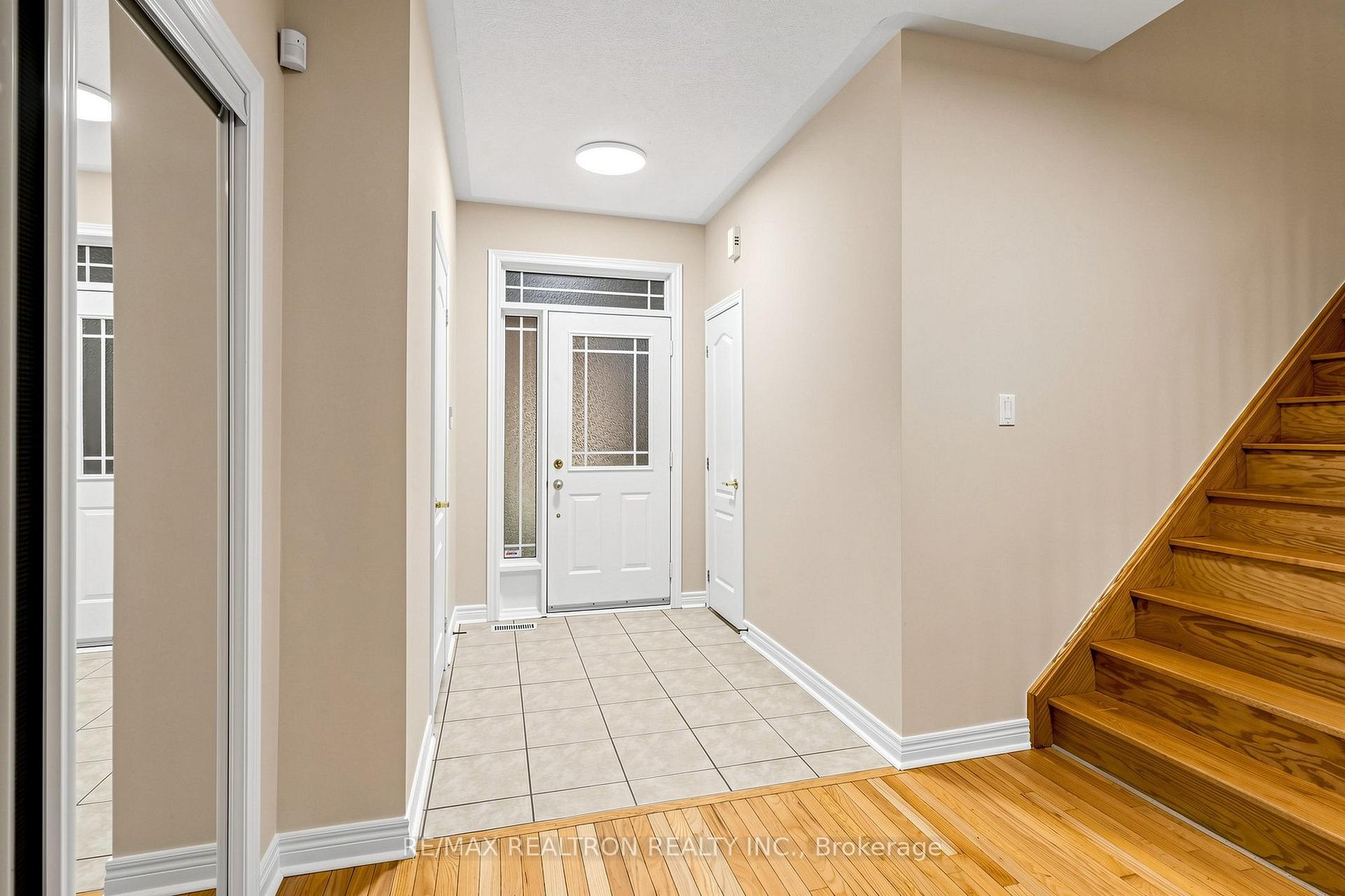Photo 4 of 142 Mistywood Crescent W, Vaughan, Patterson — HOMEH