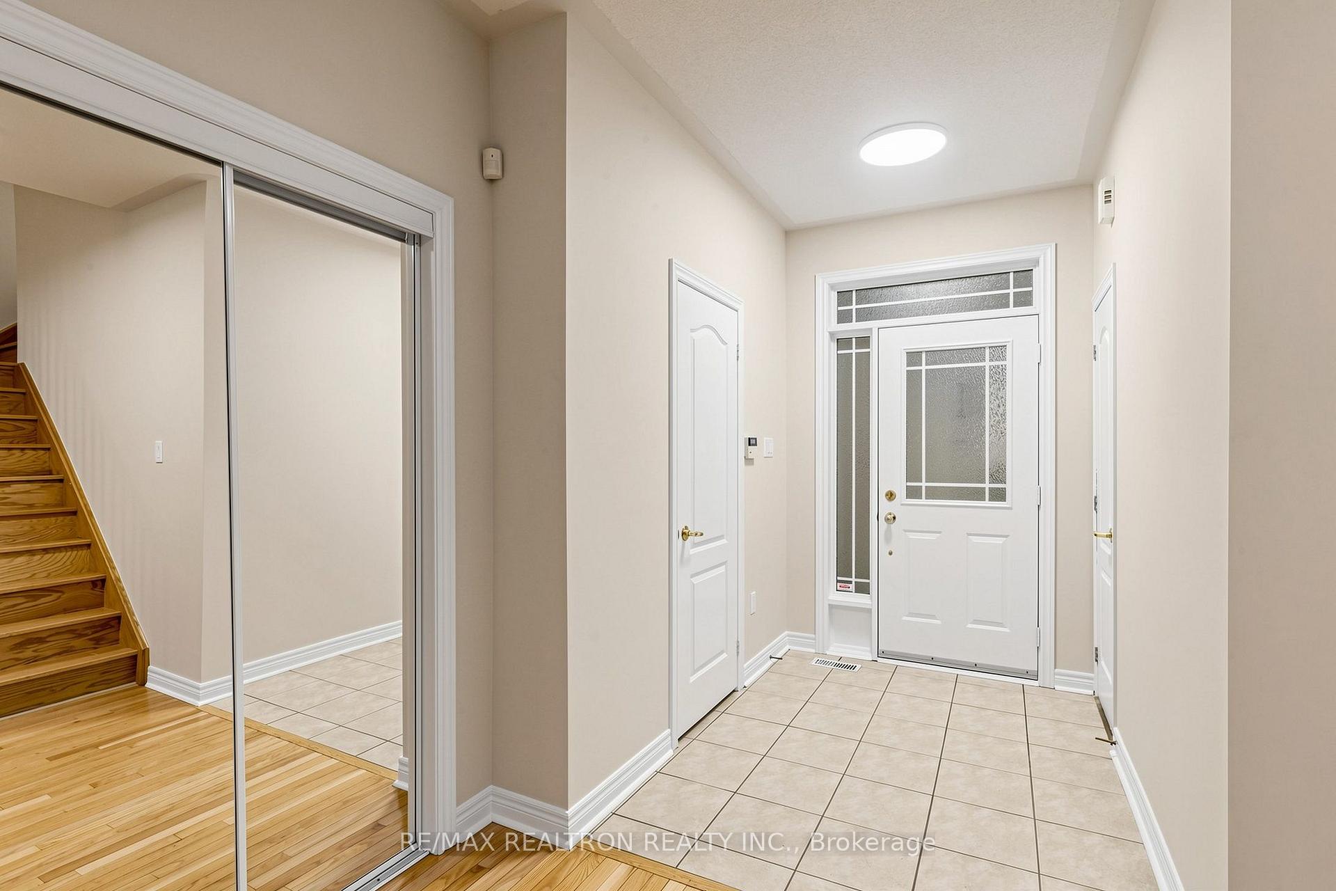 Photo 5 of 142 Mistywood Crescent W, Vaughan, Patterson — HOMEH
