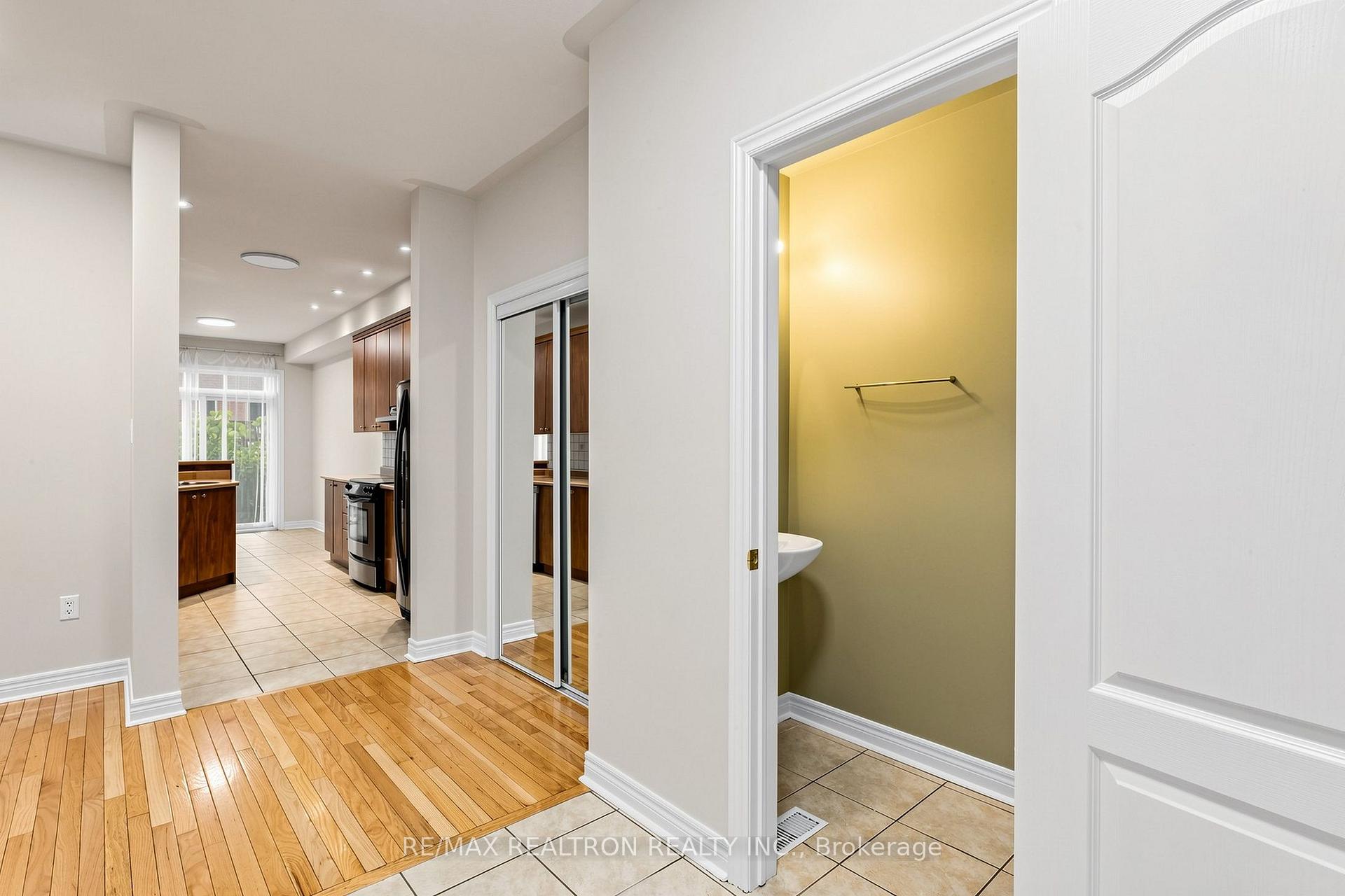 Photo 6 of 142 Mistywood Crescent W, Vaughan, Patterson — HOMEH