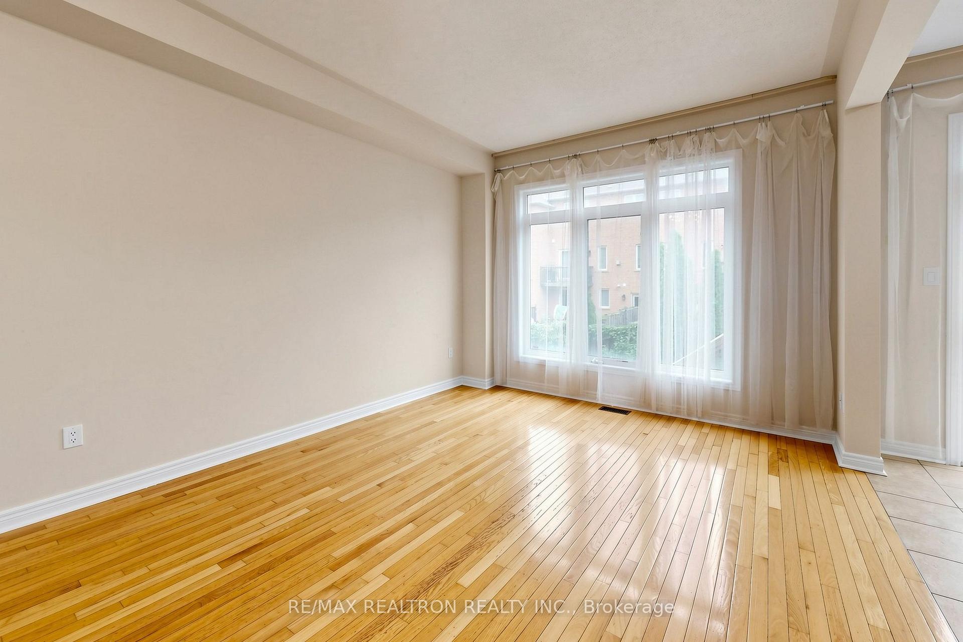 Photo 7 of 142 Mistywood Crescent W, Vaughan, Patterson — HOMEH