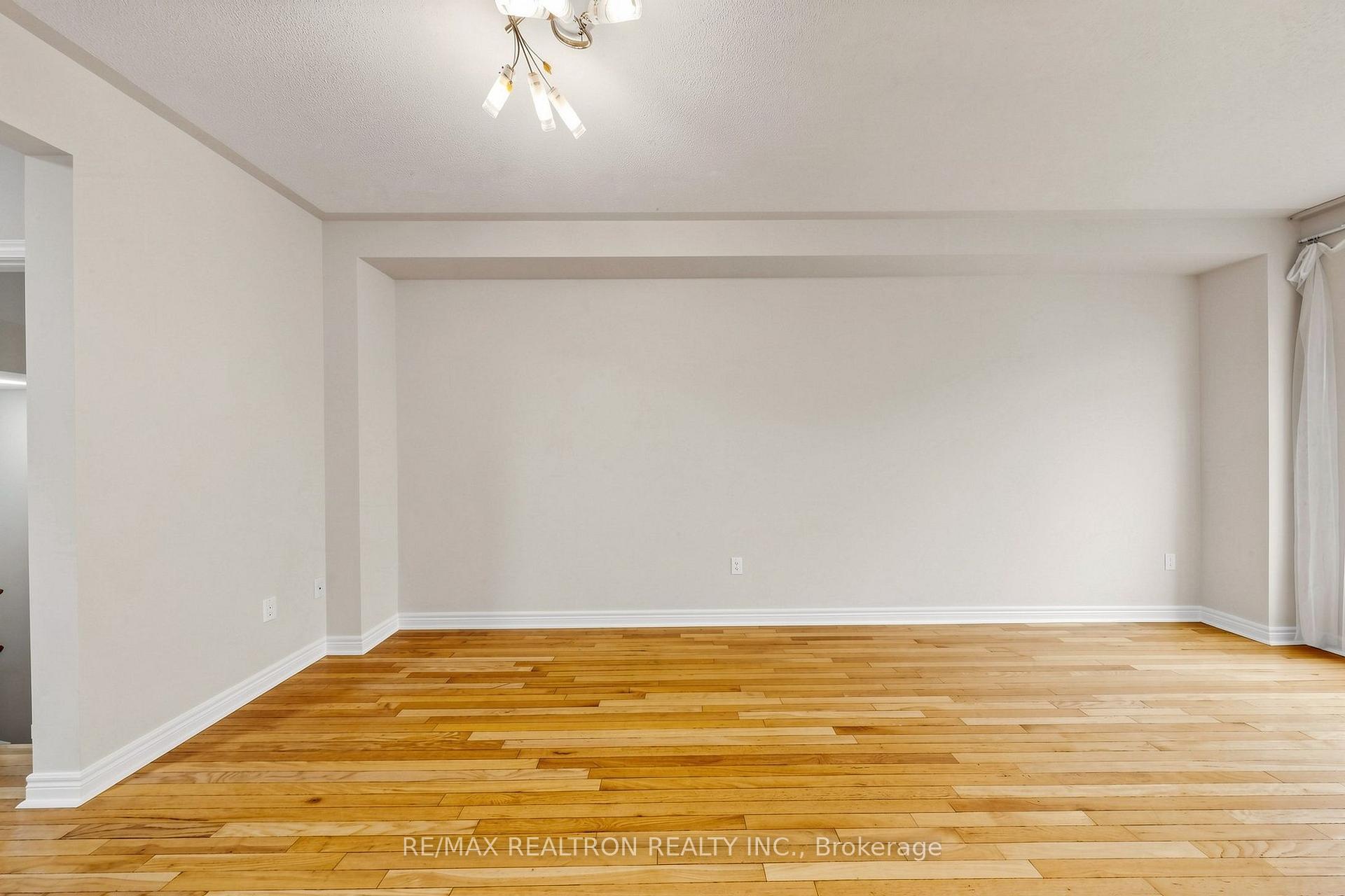 Photo 8 of 142 Mistywood Crescent W, Vaughan, Patterson — HOMEH