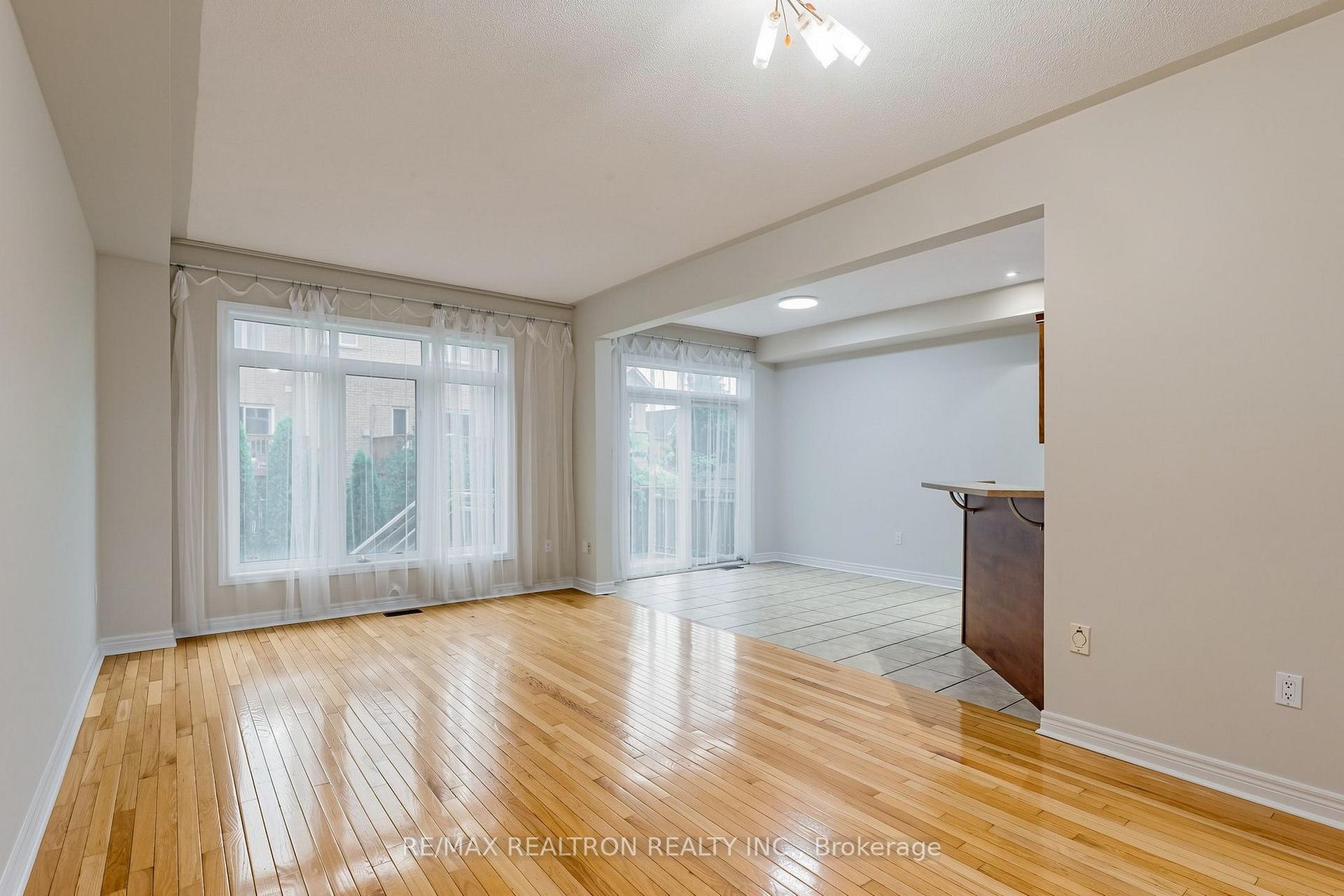 Photo 9 of 142 Mistywood Crescent W, Vaughan, Patterson — HOMEH