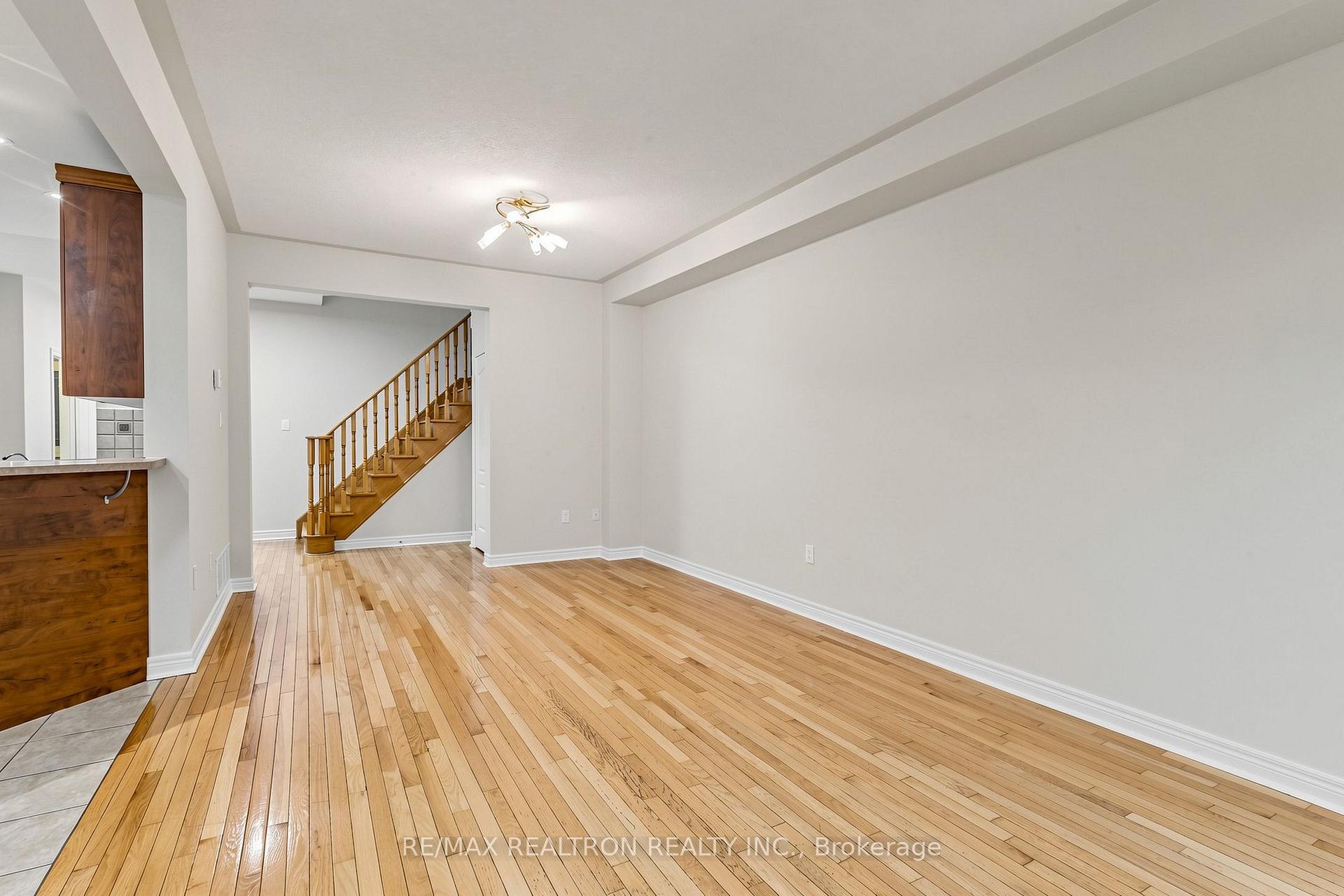Photo 10 of 142 Mistywood Crescent W, Vaughan, Patterson — HOMEH
