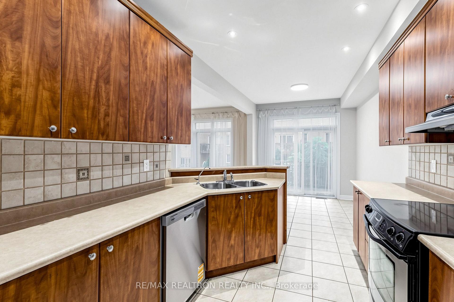 Photo 11 of 142 Mistywood Crescent W, Vaughan, Patterson — HOMEH