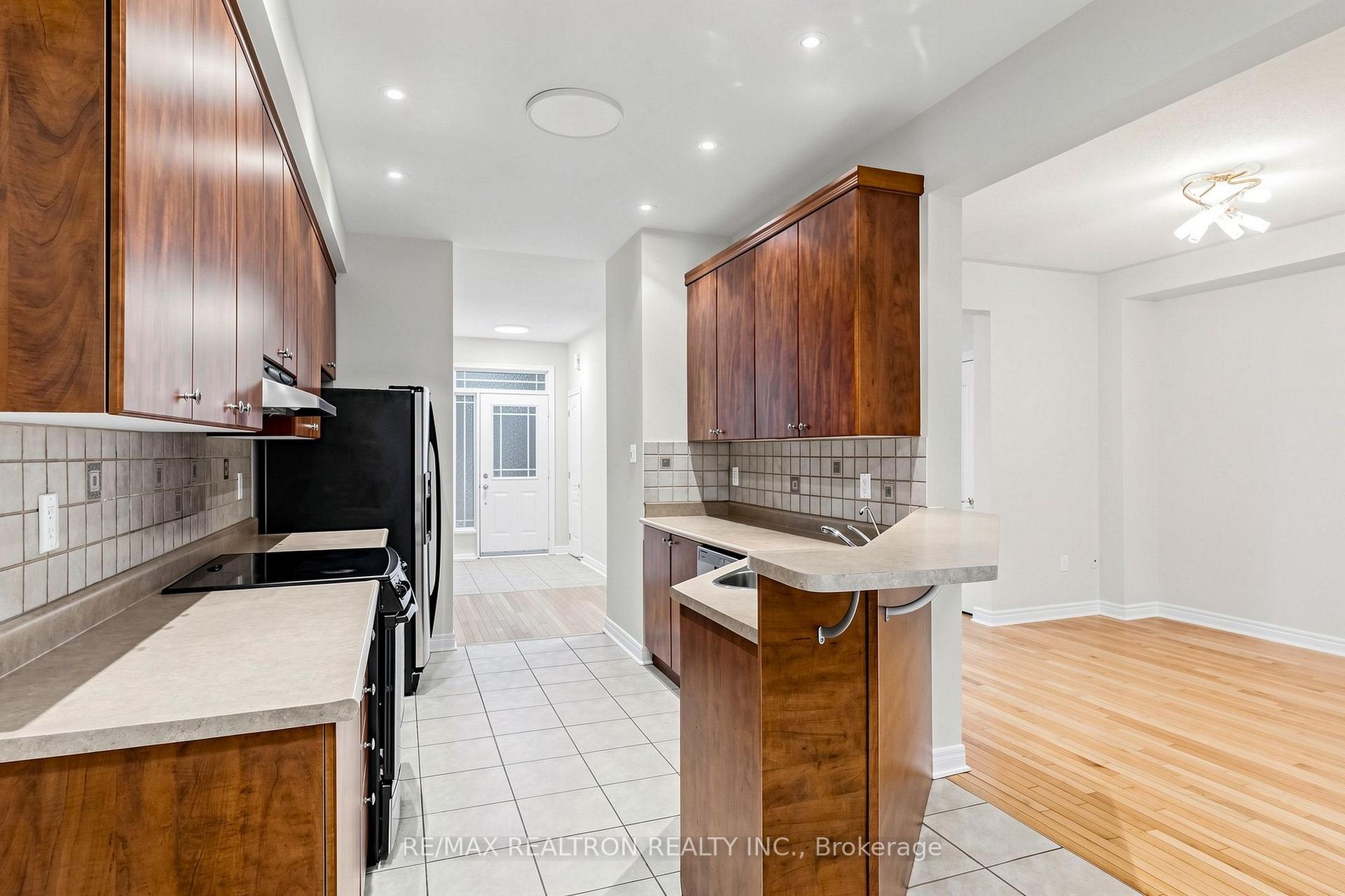 Photo 12 of 142 Mistywood Crescent W, Vaughan, Patterson — HOMEH