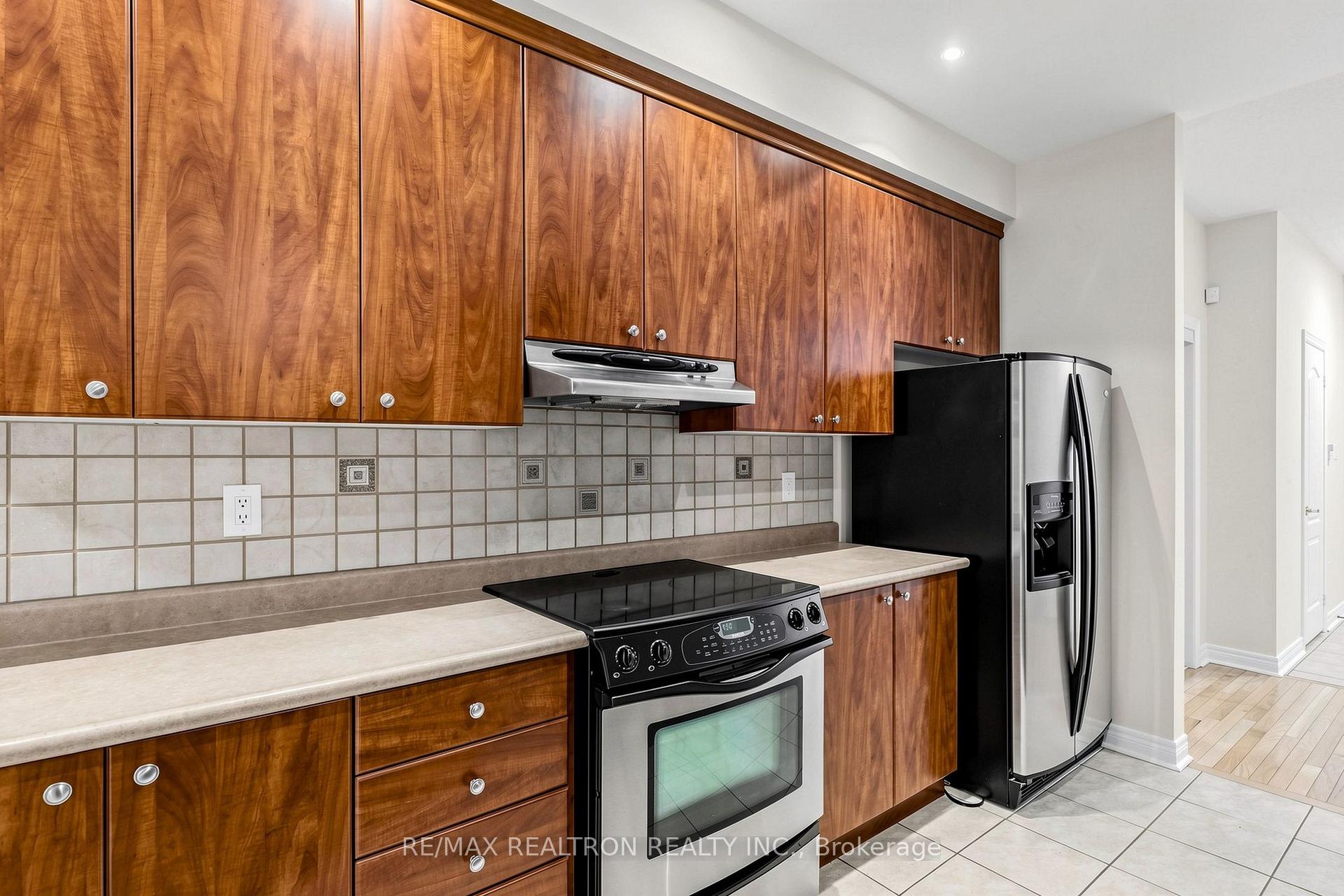 Photo 13 of 142 Mistywood Crescent W, Vaughan, Patterson — HOMEH