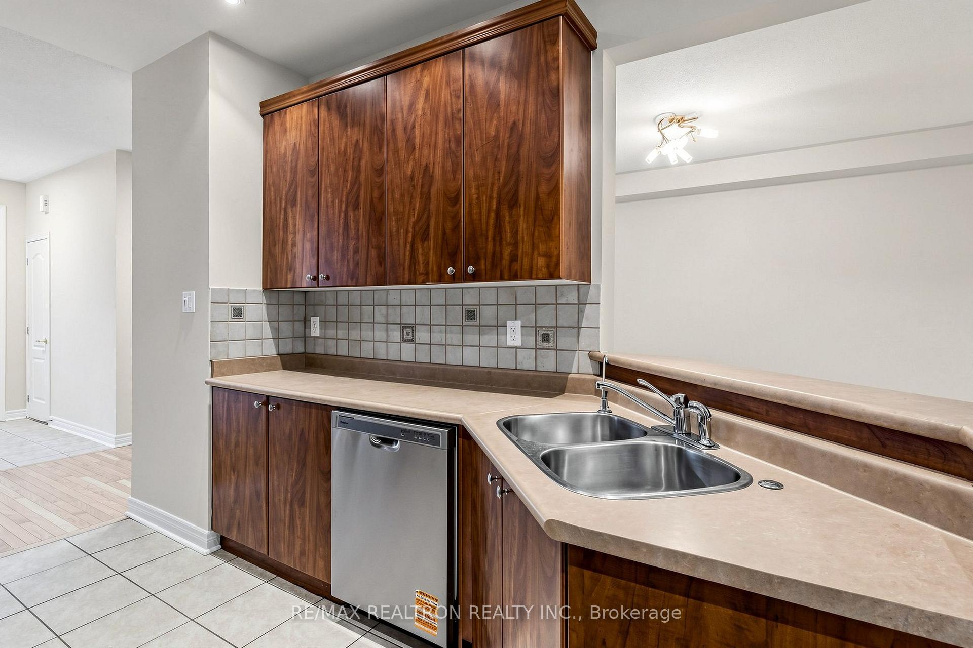 Photo 14 of 142 Mistywood Crescent W, Vaughan, Patterson — HOMEH