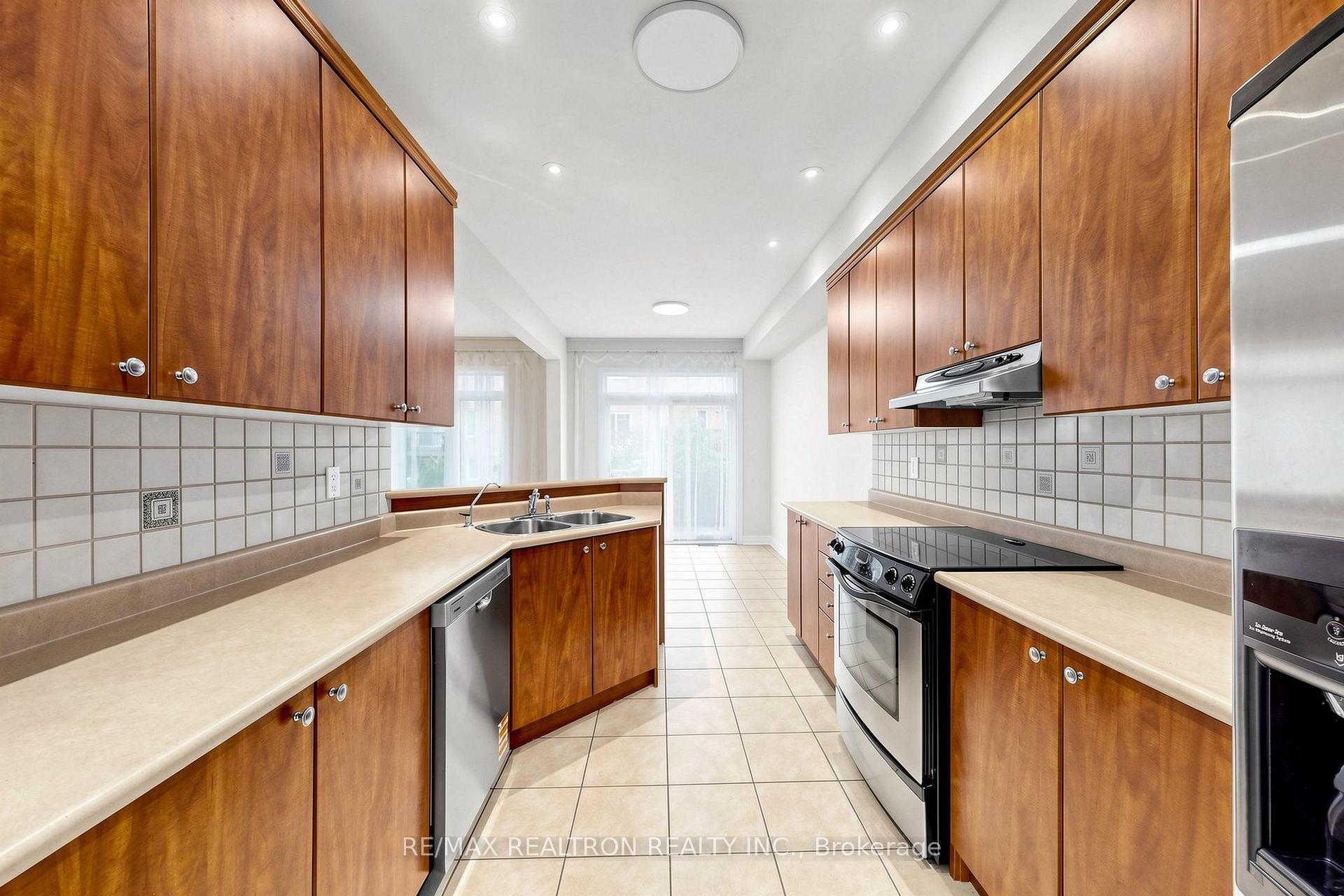 Photo 15 of 142 Mistywood Crescent W, Vaughan, Patterson — HOMEH