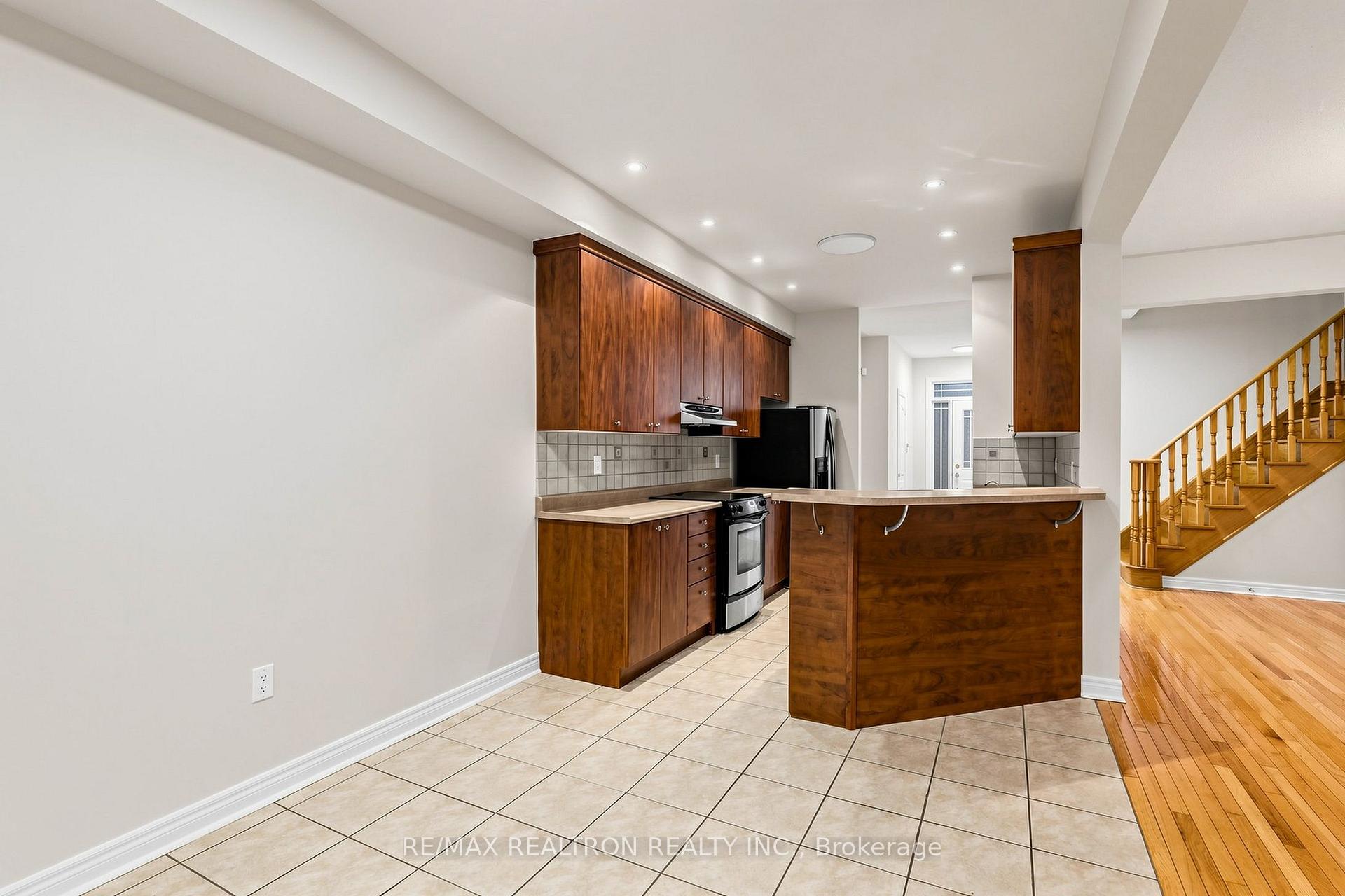 Photo 16 of 142 Mistywood Crescent W, Vaughan, Patterson — HOMEH