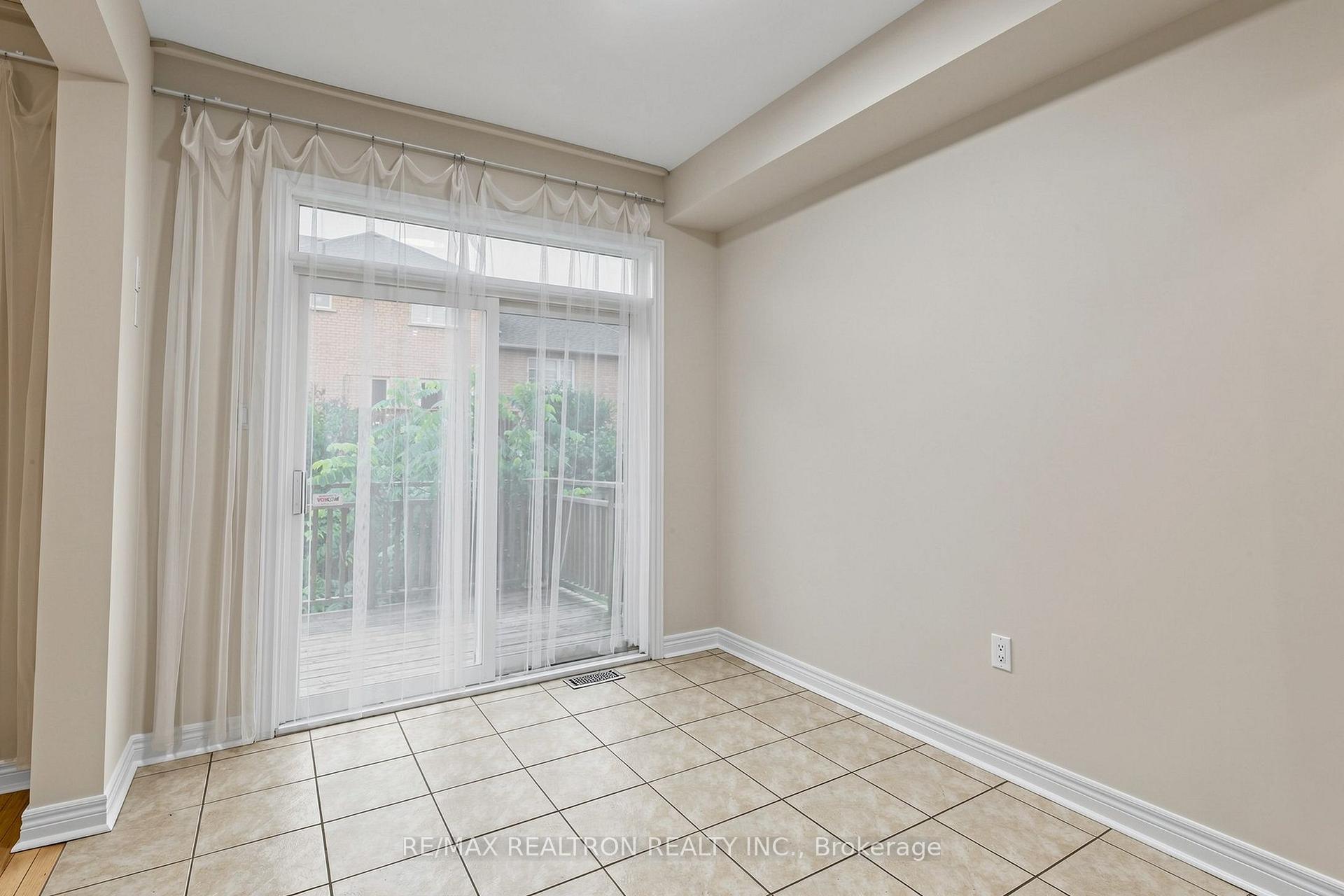 Photo 18 of 142 Mistywood Crescent W, Vaughan, Patterson — HOMEH