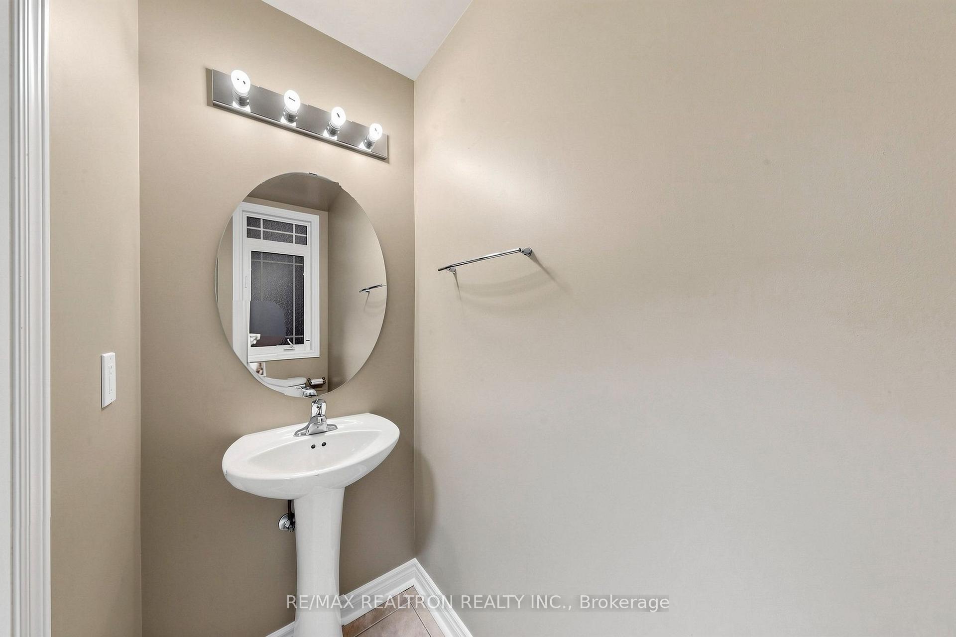 Photo 19 of 142 Mistywood Crescent W, Vaughan, Patterson — HOMEH