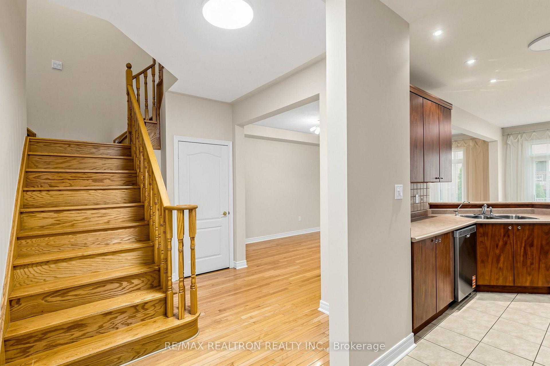 Photo 20 of 142 Mistywood Crescent W, Vaughan, Patterson — HOMEH