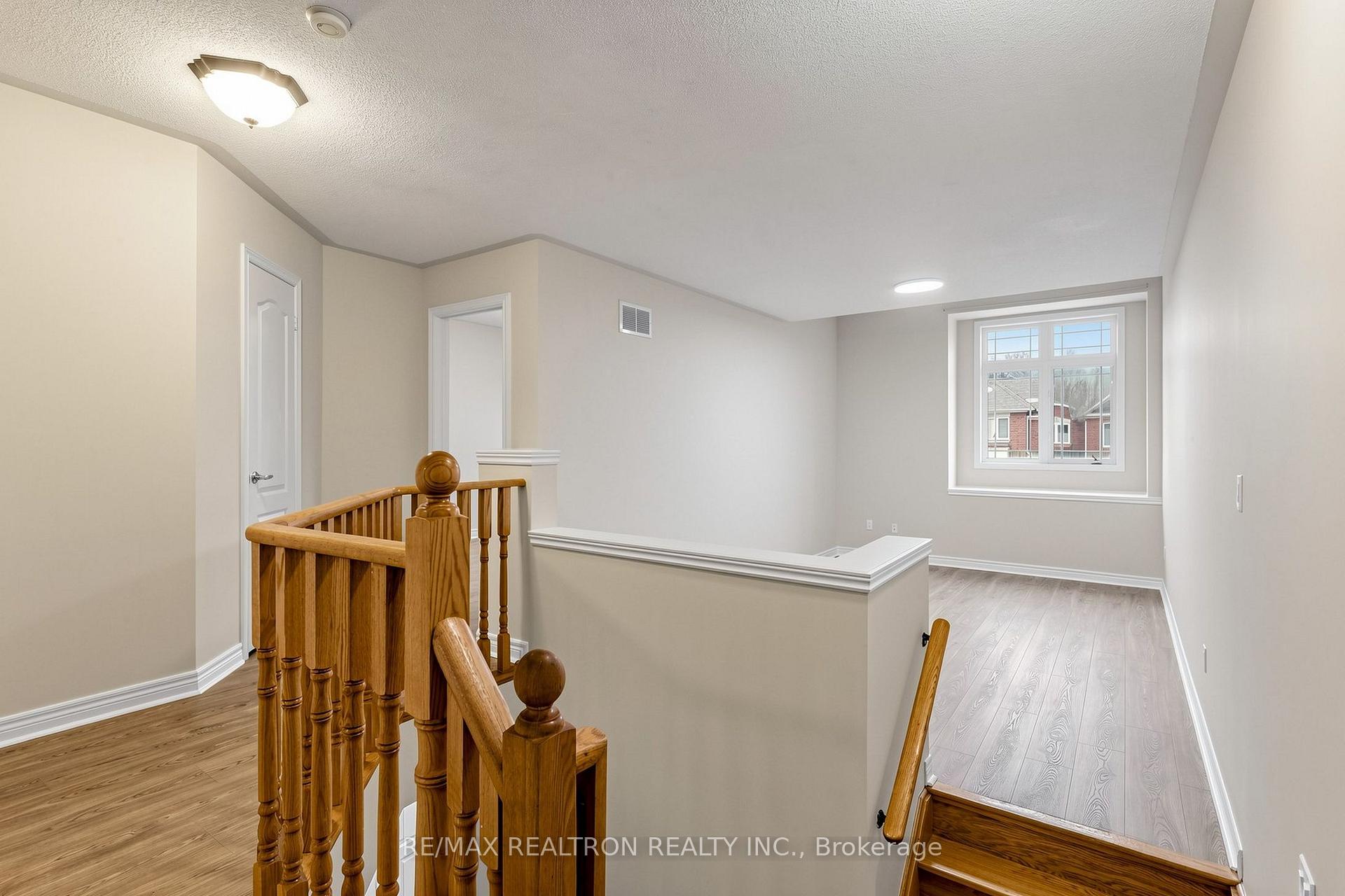 Photo 21 of 142 Mistywood Crescent W, Vaughan, Patterson — HOMEH