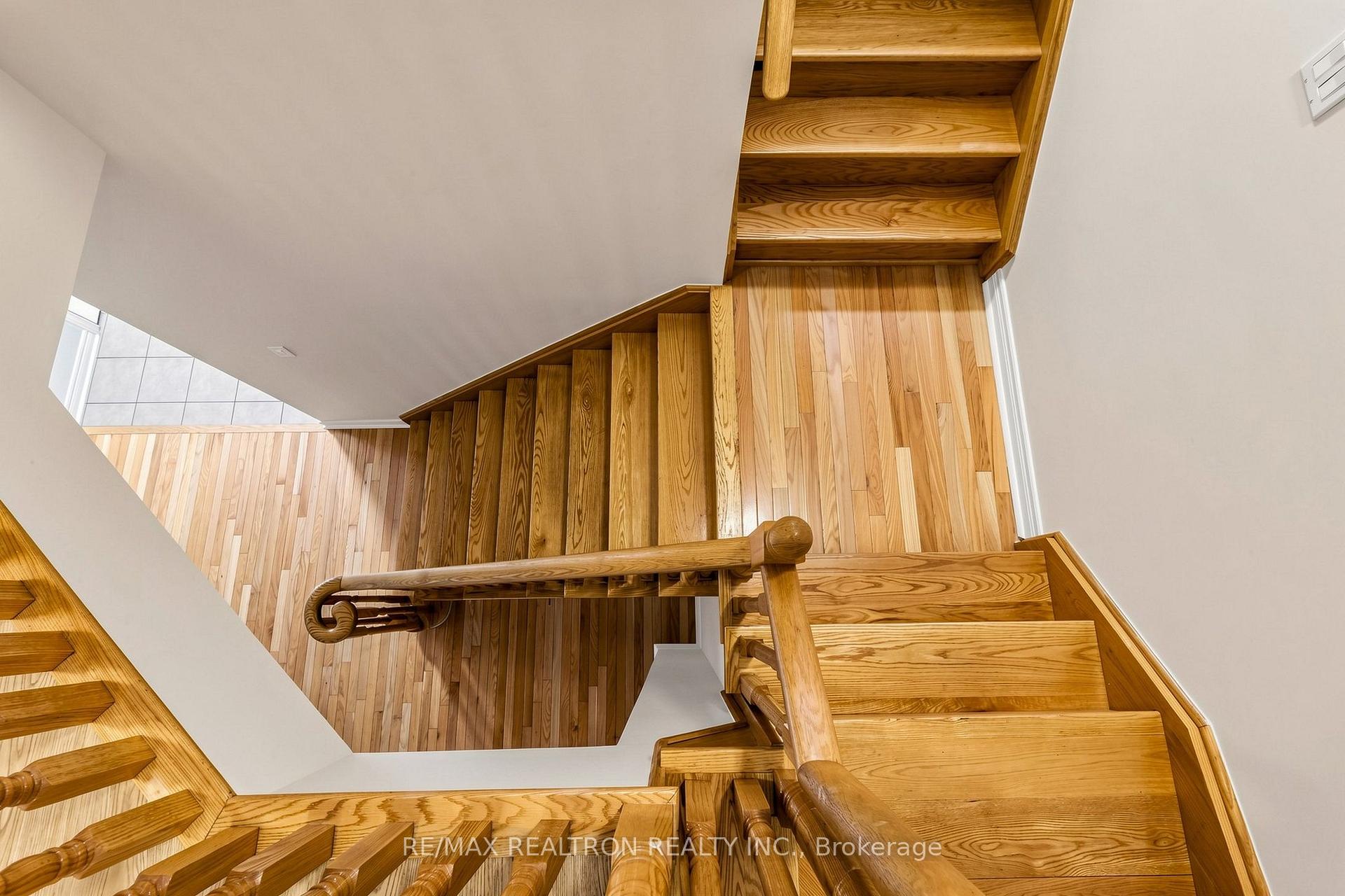 Photo 22 of 142 Mistywood Crescent W, Vaughan, Patterson — HOMEH