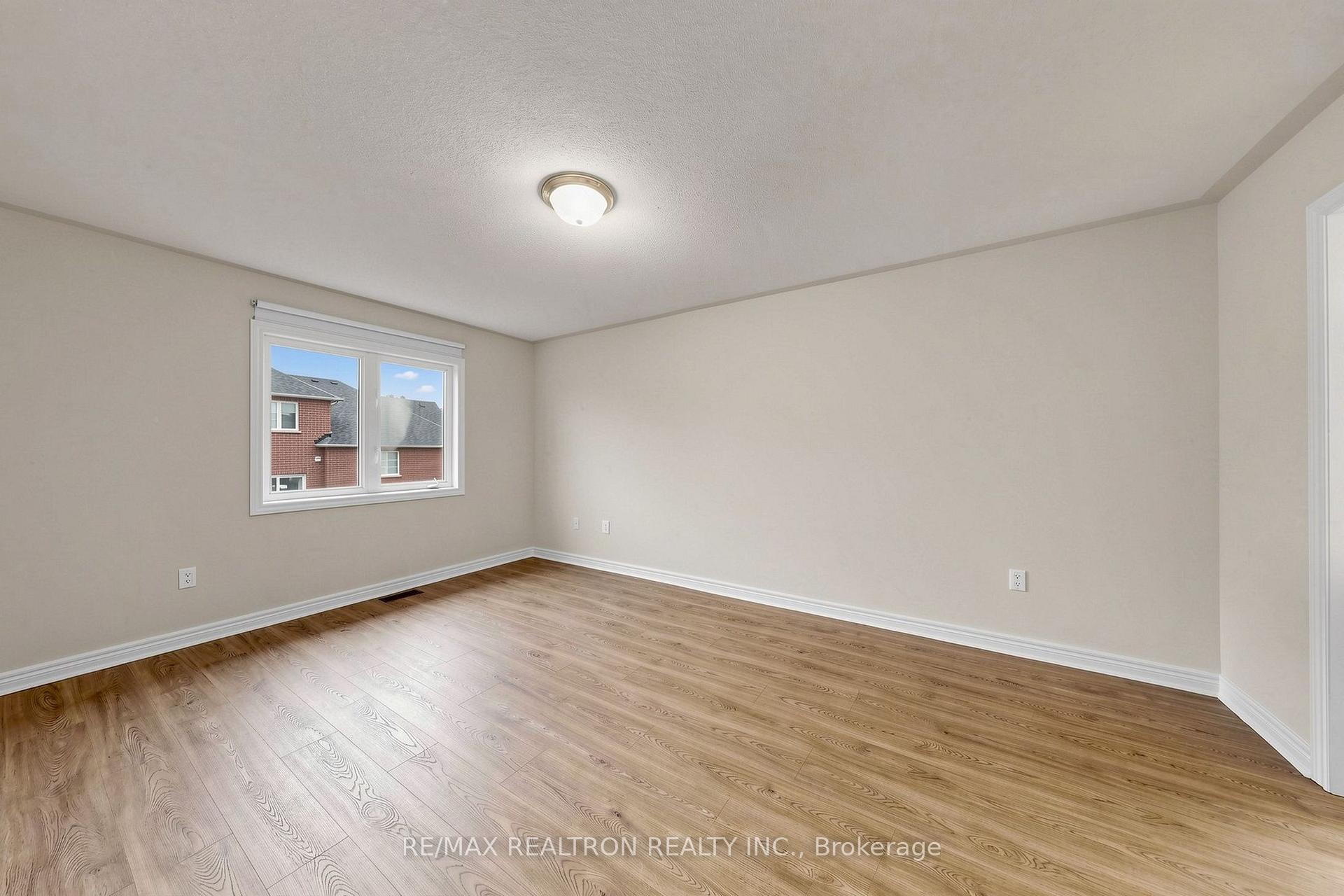 Photo 23 of 142 Mistywood Crescent W, Vaughan, Patterson — HOMEH