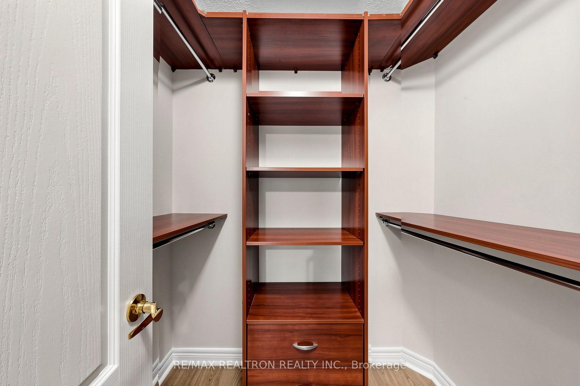 Photo 25 of 142 Mistywood Crescent W, Vaughan, Patterson — HOMEH