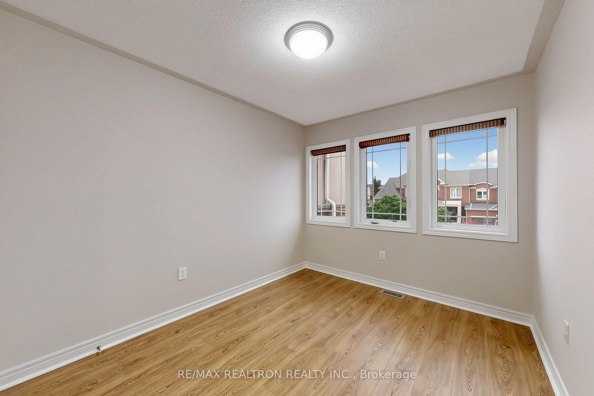 Photo 29 of 142 Mistywood Crescent W, Vaughan, Patterson — HOMEH