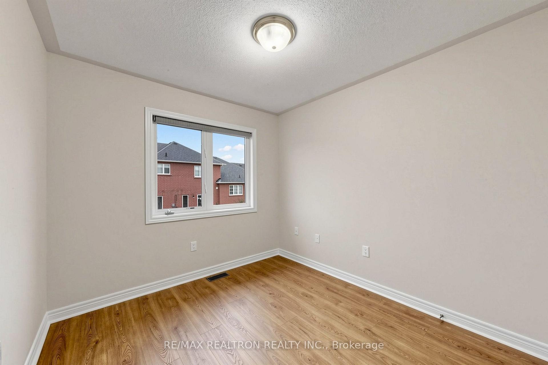 Photo 32 of 142 Mistywood Crescent W, Vaughan, Patterson — HOMEH