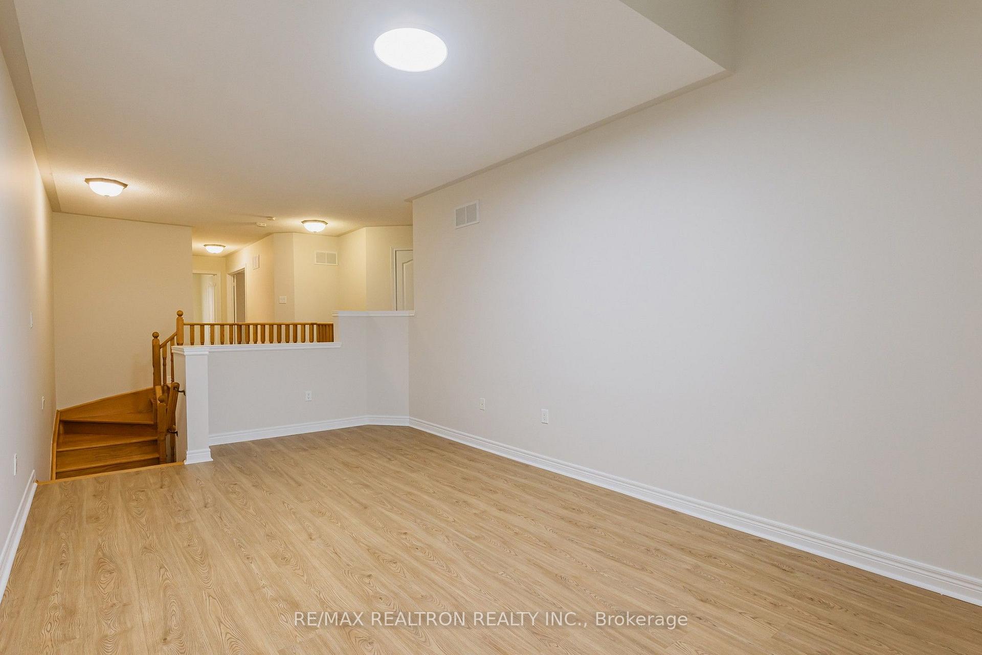 Photo 35 of 142 Mistywood Crescent W, Vaughan, Patterson — HOMEH