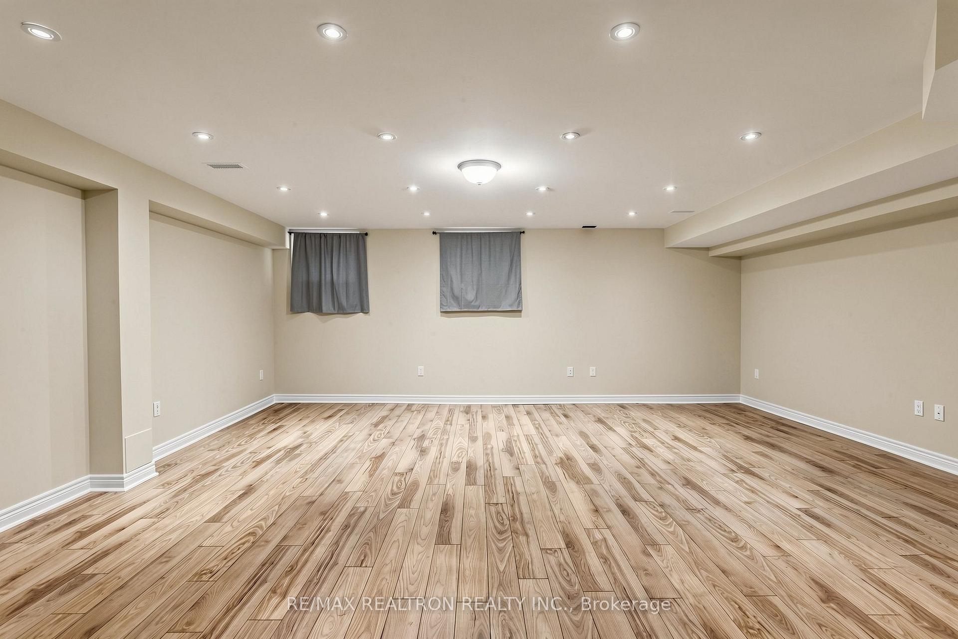 Photo 39 of 142 Mistywood Crescent W, Vaughan, Patterson — HOMEH