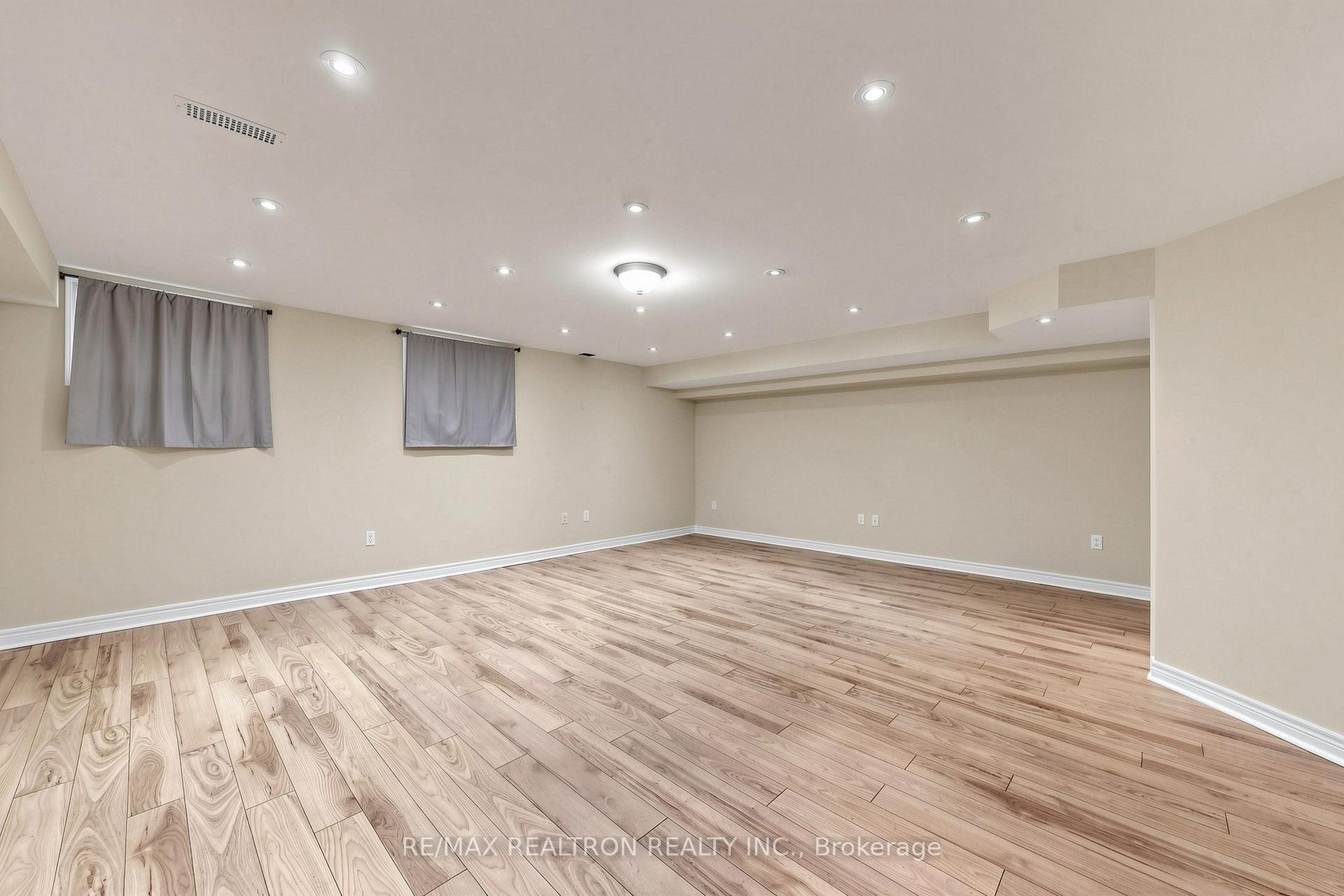 Photo 41 of 142 Mistywood Crescent W, Vaughan, Patterson — HOMEH